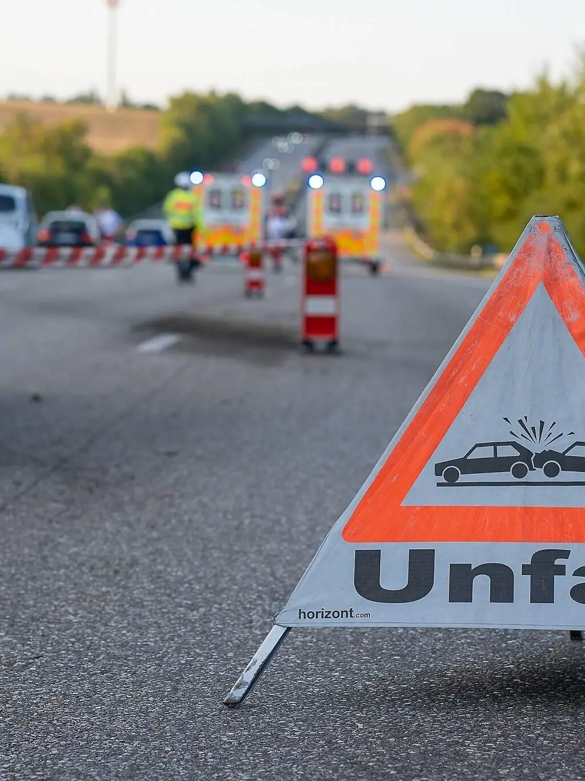 Symbolbilder Absperrungen Sperrungen auf der Autobahn wegen einem Unfall Hinweisschilder, Warnbaken, Warndreiecke, 01.09.2022: Symbolbilder Absperrungen Sperrungen auf der Autobahn wegen einem Unfall Hinweisschilder, Warnbaken, Warndreiecke. Warndreieck mit der Aufschrift Unfall, im Hintergrund unscharf Einsatzfahrzeuge mit eingeschaltetem Blaulicht. Foto: KS-Images.de / Karsten Schmalz Ludwigsburg , Baden-Württemberg Germany *** Iconic images barriers closures on the highway because of an accident signs, warning beacons, warning triangles, 01 09 2022 Iconic images barriers closures on the highway because of an accident signs, warning beacons, warning triangles warning triangle with the inscription accident, in the background blurred eme