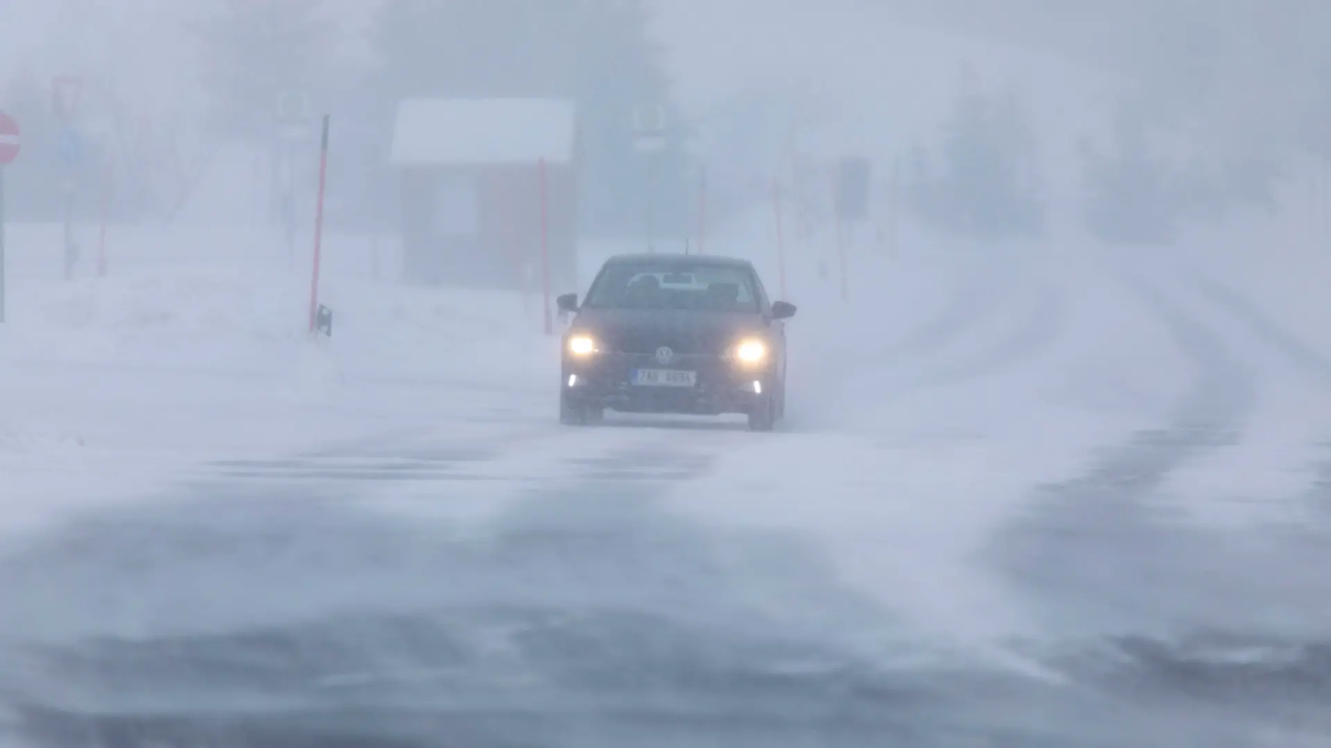 Sturmtief Nicolas beendet am Montag das ruhige und neblige Winterwetter. Mit seinem Sturmfeld erfasste es Deutschland in den Morgenstunden. Auf dem Fichtelberg gab es Böen bis Tempo 100 km/h. Ein Schneesturm fegte über das Plateau hinweg. Auch Autofahrer hatten mit Schneeverwehungen und Sturm zu kämpfen. Mitarbeiter der FSB erwischte es bei Arbeiten am Lift Himmelsleiter eiskalt. Im Sturm und bei gefühlten 18 ÂC mussten die Mitarbeiter den Schlepplift in Gang setzen. Egal ob Bob oder Skier Dinge mussten gesichert werden, damit sie nicht wegfliegen und auch mancher Frostschutz hielt auf den Fahrzeugen nicht stand. Mit dem Sturm folgen Schneefälle. Ein PKW Fahrer landete auf der Fichtelbergauffahrt im Straßengraben. Der 4er Ses