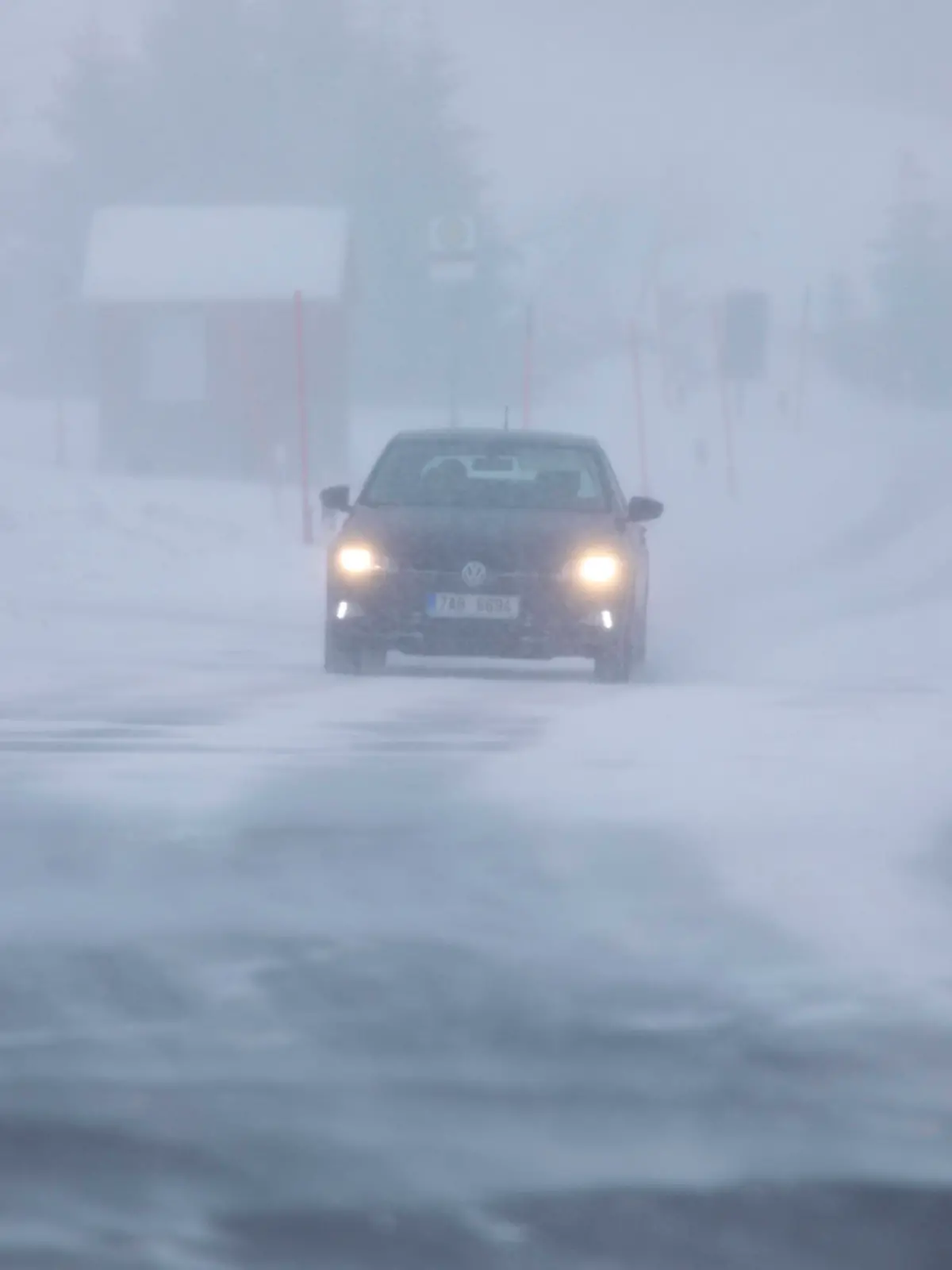 Sturmtief Nicolas beendet am Montag das ruhige und neblige Winterwetter. Mit seinem Sturmfeld erfasste es Deutschland in den Morgenstunden. Auf dem Fichtelberg gab es Böen bis Tempo 100 km/h. Ein Schneesturm fegte über das Plateau hinweg. Auch Autofahrer hatten mit Schneeverwehungen und Sturm zu kämpfen. Mitarbeiter der FSB erwischte es bei Arbeiten am Lift Himmelsleiter eiskalt. Im Sturm und bei gefühlten 18 ÂC mussten die Mitarbeiter den Schlepplift in Gang setzen. Egal ob Bob oder Skier Dinge mussten gesichert werden, damit sie nicht wegfliegen und auch mancher Frostschutz hielt auf den Fahrzeugen nicht stand. Mit dem Sturm folgen Schneefälle. Ein PKW Fahrer landete auf der Fichtelbergauffahrt im Straßengraben. Der 4er Ses