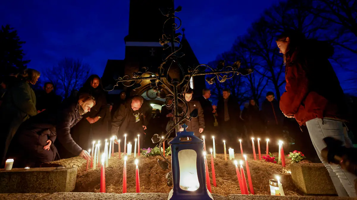 27.01.2023, Schleswig-Holstein, Brokstedt: Teilnehmer der Andacht der Evangelisch-Lutherischen Kirchengemeinde Brokstedt für die Opfer des Messerangriffs stellen nach dem Gottesdienst Kerzen vor der Kirche auf. Bei der Messerattacke in dem Regionalzug waren am Mittwoch eine 17-Jährige und ein 19-Jähriger getötet worden, fünf Menschen wurden verletzt. Foto: Axel Heimken/dpa +++ dpa-Bildfunk +++