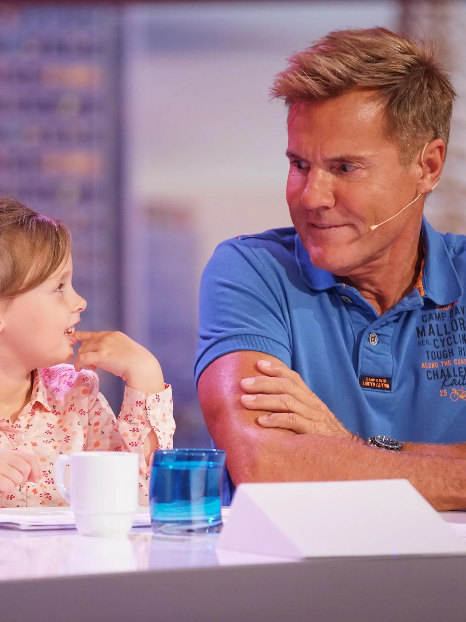 Während ihre Mutter Aline Müllen aus Dillingen singt darf ihre Tochter Chayenne auf dem Stuhl von Chefjuror Dieter Bohlen Platz nehmen.      Verwendung der Bilder für Online-Medien ausschließlich mit folgender Verlinkung:"Alle Infos zu "Deutschland sucht den Superstar" im Special bei RTL.de: http://www.rtl.de/cms/sendungen/superstar.html