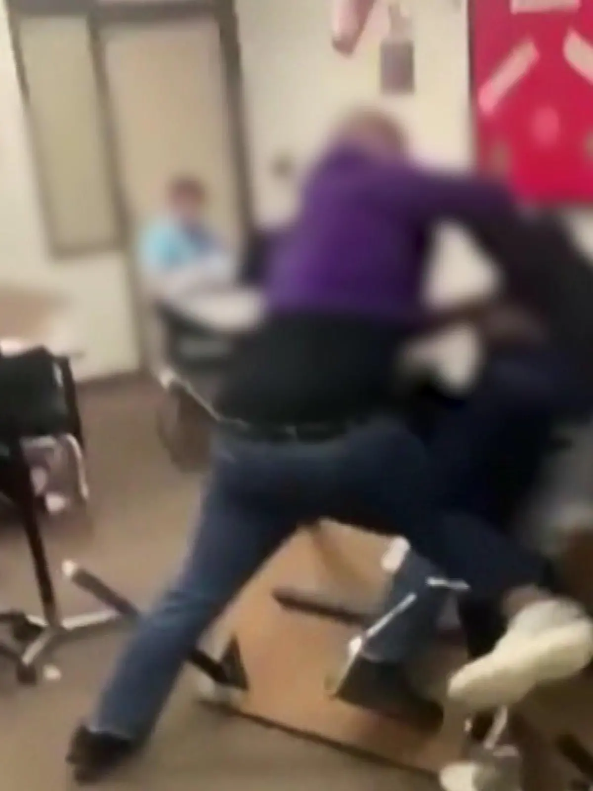 Ein Video, das den Angriff eines Lehrers auf seinen Schüler zeigt geht in den sozialen Medien viral.