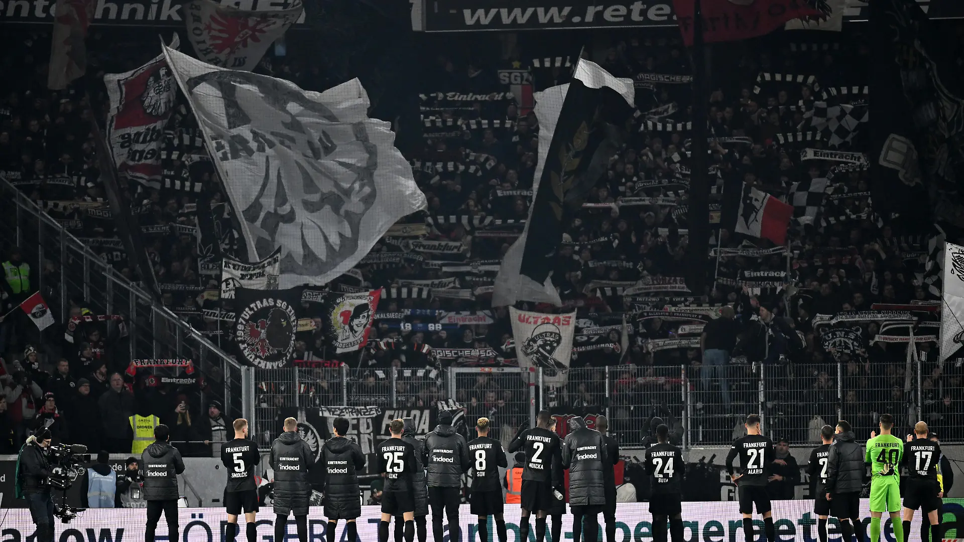 FREIBURG IM BREISGAU, GERMANY - JANUARY 25: Eintracht Frankfurt fans applaud the fans after the draw during the Bundesliga match between Sport-Club Freiburg and Eintracht Frankfurt at Europa-Park Stadion on January 25, 2023 in Freiburg im Breisgau, Germany. (Photo by Christian Kaspar-Bartke/Getty Images)