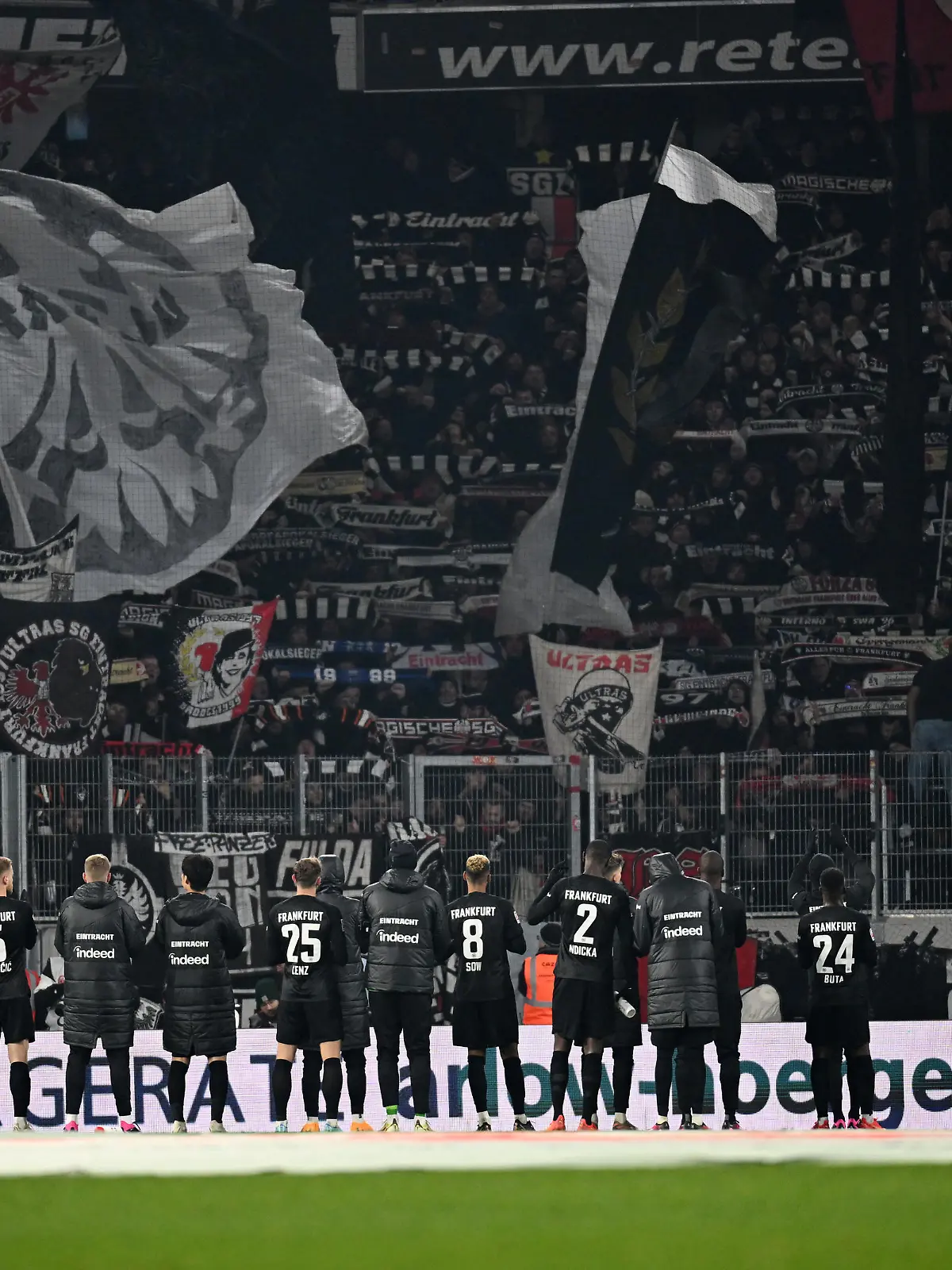 FREIBURG IM BREISGAU, GERMANY - JANUARY 25: Eintracht Frankfurt fans applaud the fans after the draw during the Bundesliga match between Sport-Club Freiburg and Eintracht Frankfurt at Europa-Park Stadion on January 25, 2023 in Freiburg im Breisgau, Germany. (Photo by Christian Kaspar-Bartke/Getty Images)
