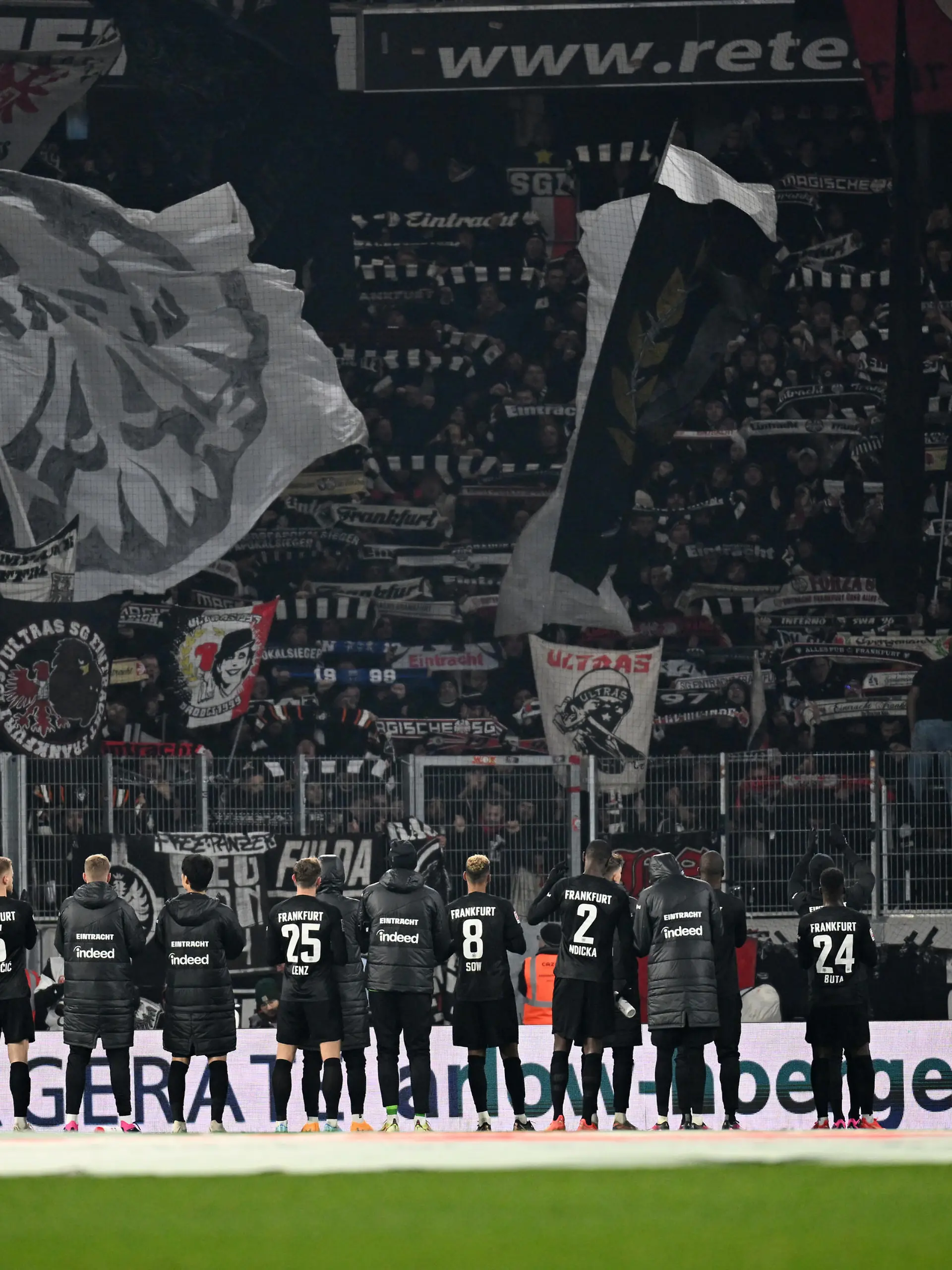 FREIBURG IM BREISGAU, GERMANY - JANUARY 25: Eintracht Frankfurt fans applaud the fans after the draw during the Bundesliga match between Sport-Club Freiburg and Eintracht Frankfurt at Europa-Park Stadion on January 25, 2023 in Freiburg im Breisgau, Germany. (Photo by Christian Kaspar-Bartke/Getty Images)