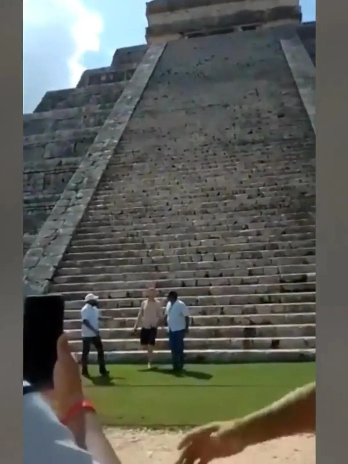 Da ist er wohl selbst überrascht: Ein polnischer Urlauber steigt vergangenen Samstag in Mexiko auf eine Maya-Pyramide - eigentlich streng verboten. Sicherheitskräfte müssen ihn vom Tempel runterbegleiten. Dort angekommen bekommt er von einer verärgerten Person plötzlich mit einem Stock auf den Hinterkopf geschlagen. Die Tat sehen Sie im Video.