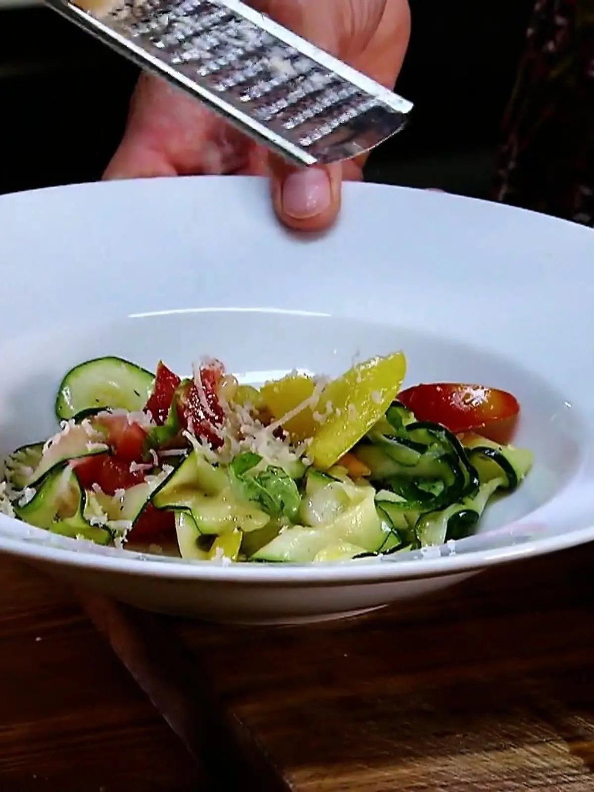 Zucchini kann mehr als nur angebraten werden - zum Beispiel als bunter Low-Carb-Salat!