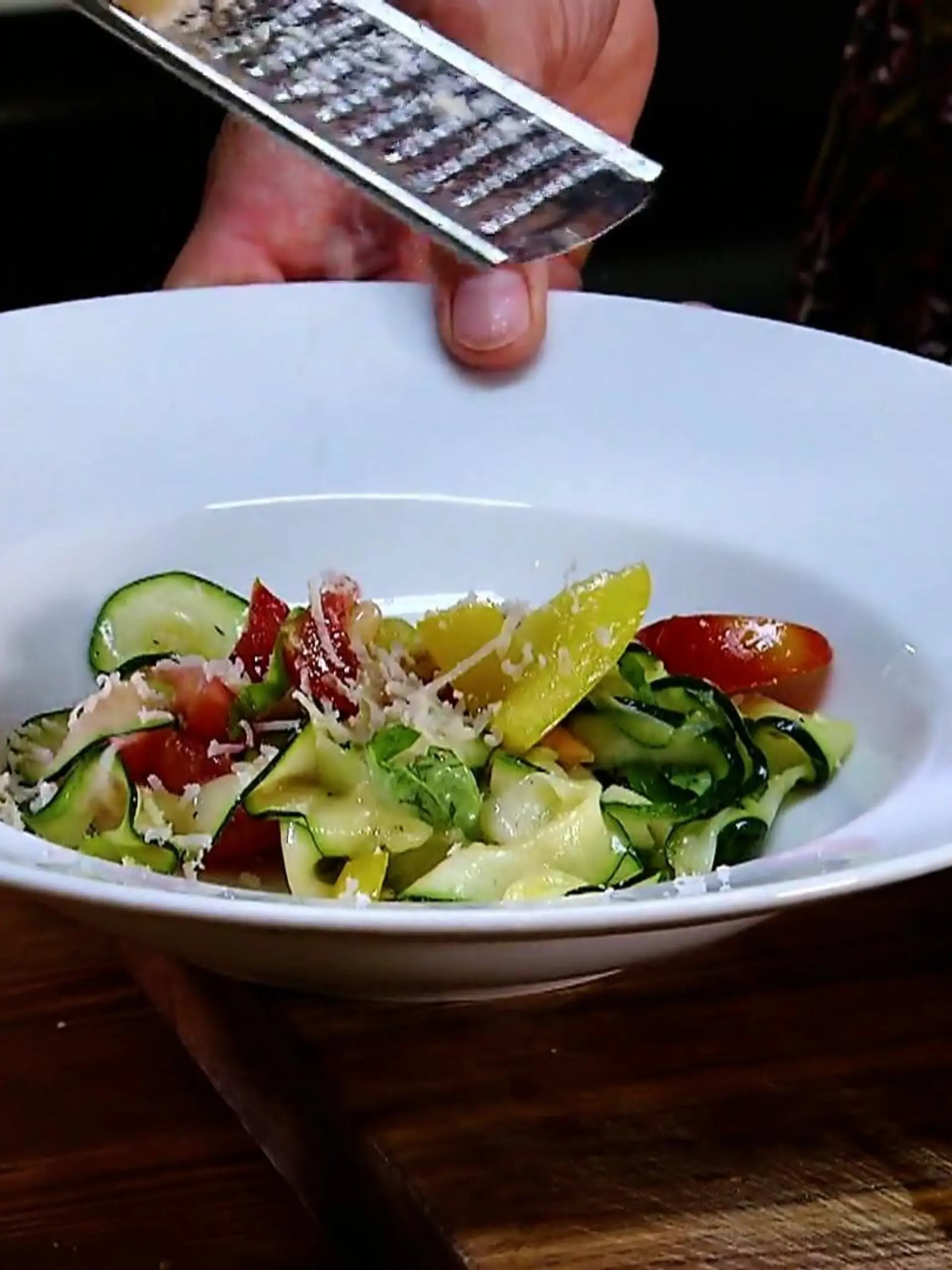 Zucchini kann mehr als nur angebraten werden - zum Beispiel als bunter Low-Carb-Salat!