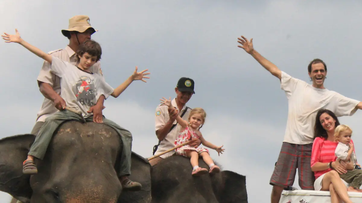 HANDOUT - ARCHIV - Die Familie Zapp reitet in Sumatra, Indonesien, auf Elefanten (undatierte Aufnahme). Herman und Candelaria hatten eine Traum: Im Stil früherer Entdeckungsreisender wollten sie das neue Jahrtausend mit einem sechsmonatigen Trip durch ihre Heimat Argentinien einläuten. Sie kauften einen nachtblauen Oldtimer der Marke «Graham-Paige», kündigten ihre Jobs und machten sich auf den Weg. (zu dpa «In 17 Jahren um die Welt - Die Abenteuer der Familie Zapp» vom 25.01.2017) ACHTUNG: Nur zur redaktionellen Verwendung im Zusammenhang mit der aktuellen Berichterstattung und nur bei Urhebernennung +++(c) dpa - Bildfunk+++