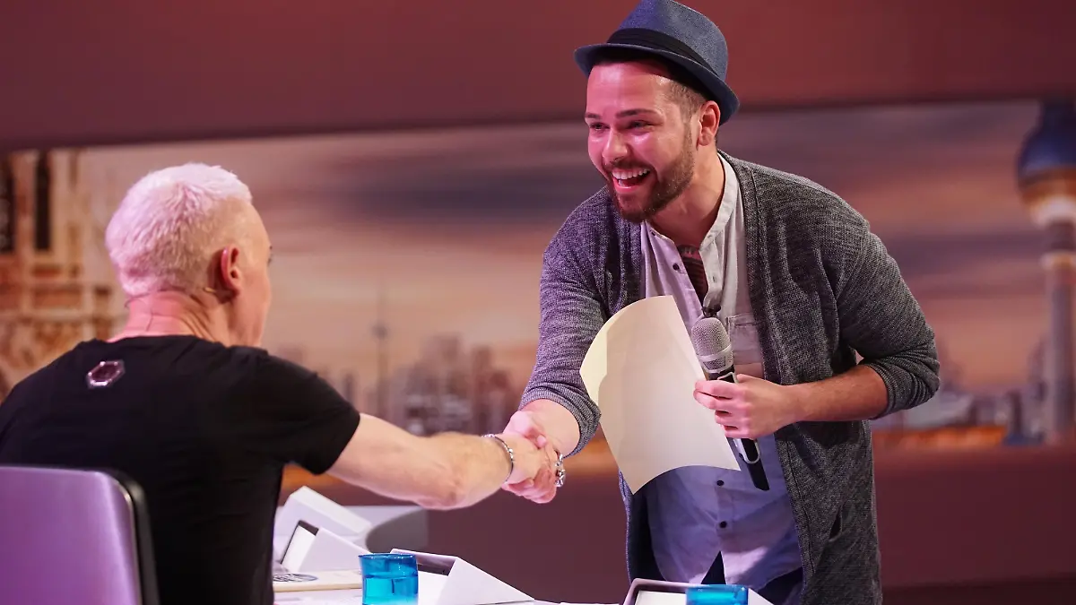 Riesenfreude bei Alexandros Liopiaris aus Nürnberg. Die Jury schickt ihn in den Recall.