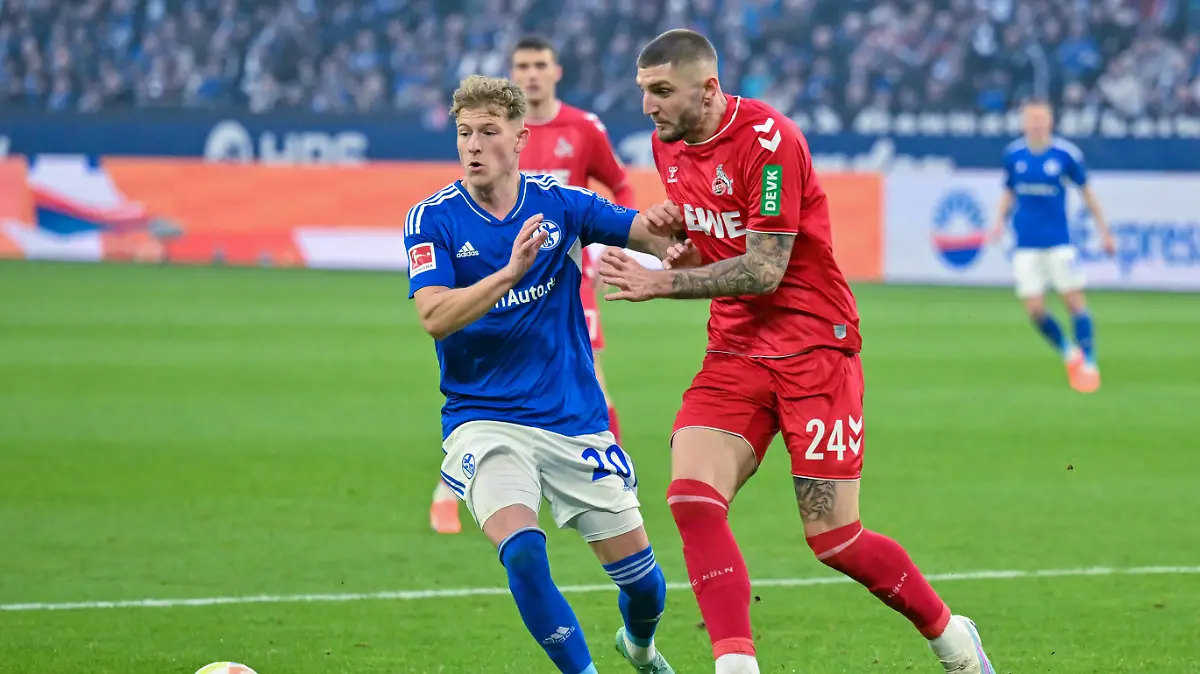 GER, 1.FBL, Bundesliga, FC Schalke 04 vs. 1.FC Köln / 29.01.2023, Veltins Arena, Gelsenkirchen, GER, 1.FBL, Bundesliga, FC Schalke 04 vs. 1.FC Köln im Bild / picture shows Tim Starke FC Schalke 04 20 l und Julian Chabot 1. FC Köln 24 r kämpfen um den Ball. *** GER, 1 FBL, Bundesliga, FC Schalke 04 vs 1 FC Köln 29 01 2023, Veltins Arena, Gelsenkirchen, GER, 1 FBL, Bundesliga, FC Schalke 04 vs 1 FC Köln in picture picture shows Tim Starke FC Schalke 04 20 l and Julian Chabot 1 FC Köln 24 r fight for the ball nordphotoxGmbHx/xTeresaxKroeger nordphoto00008