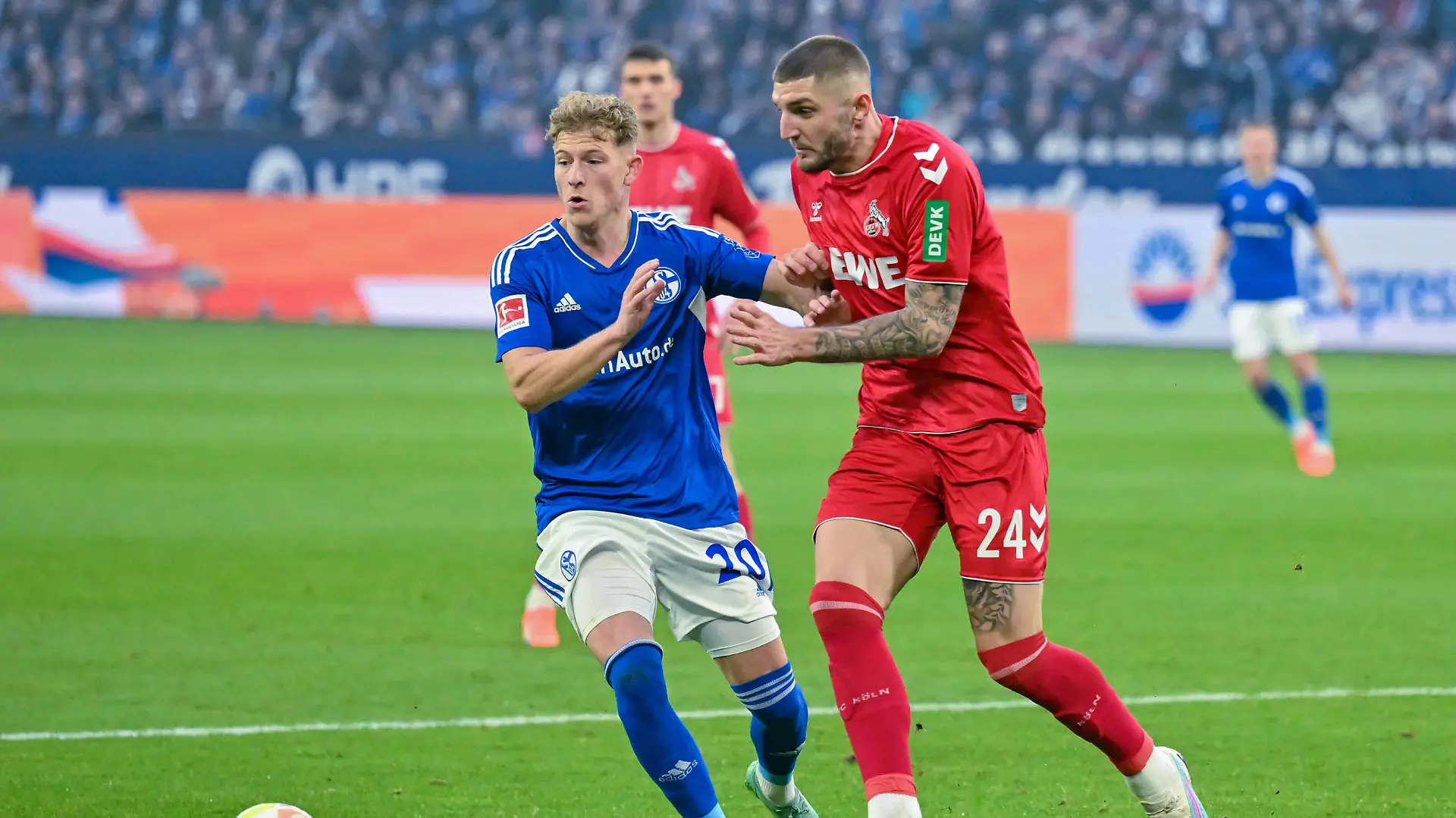 GER, 1.FBL, Bundesliga, FC Schalke 04 vs. 1.FC Köln / 29.01.2023, Veltins Arena, Gelsenkirchen, GER, 1.FBL, Bundesliga, FC Schalke 04 vs. 1.FC Köln im Bild / picture shows Tim Starke FC Schalke 04 20 l und Julian Chabot 1. FC Köln 24 r kämpfen um den Ball. *** GER, 1 FBL, Bundesliga, FC Schalke 04 vs 1 FC Köln 29 01 2023, Veltins Arena, Gelsenkirchen, GER, 1 FBL, Bundesliga, FC Schalke 04 vs 1 FC Köln in picture picture shows Tim Starke FC Schalke 04 20 l and Julian Chabot 1 FC Köln 24 r fight for the ball nordphotoxGmbHx/xTeresaxKroeger nordphoto00008