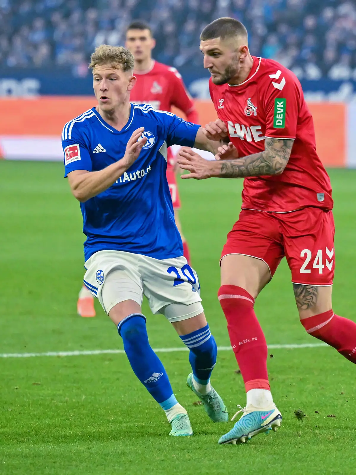 GER, 1.FBL, Bundesliga, FC Schalke 04 vs. 1.FC Köln / 29.01.2023, Veltins Arena, Gelsenkirchen, GER, 1.FBL, Bundesliga, FC Schalke 04 vs. 1.FC Köln im Bild / picture shows Tim Starke FC Schalke 04 20 l und Julian Chabot 1. FC Köln 24 r kämpfen um den Ball. *** GER, 1 FBL, Bundesliga, FC Schalke 04 vs 1 FC Köln 29 01 2023, Veltins Arena, Gelsenkirchen, GER, 1 FBL, Bundesliga, FC Schalke 04 vs 1 FC Köln in picture picture shows Tim Starke FC Schalke 04 20 l and Julian Chabot 1 FC Köln 24 r fight for the ball nordphotoxGmbHx/xTeresaxKroeger nordphoto00008