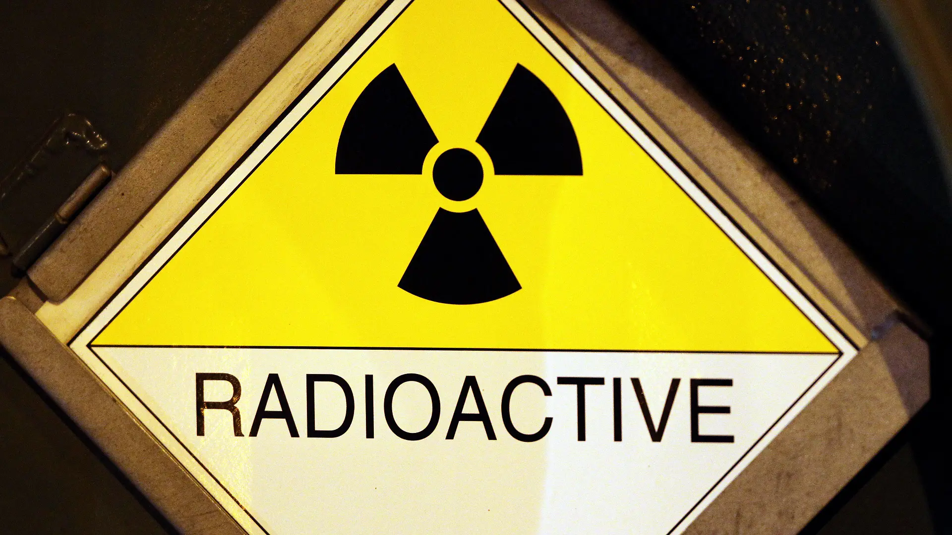 ARCHIV -Ein Schild warnt an einem Castor-Transport vor Radioaktiver Strahlung am 16.02.2011 in Magdeburg. Der Atomunfall in Japan hat die Diskussion um die Risiken der Atomkraft neu entfacht. Foto: Jan Woitas dpa/lah +++(c) dpa - Bildfunk+++