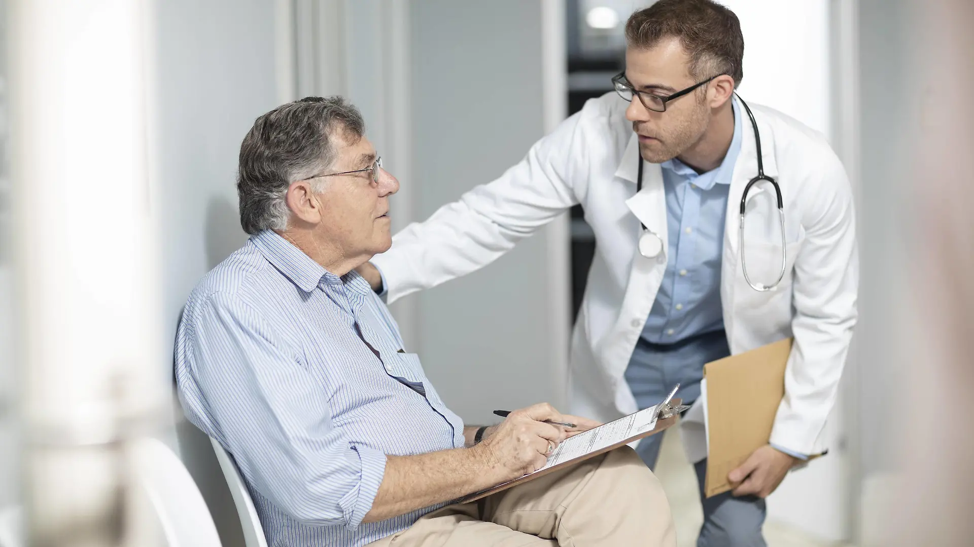 Doctor talking to patient with file in medical practice model released Symbolfoto property released PUBLICATIONxINxGERxSUIxAUTxHUNxONLY ZEF14541