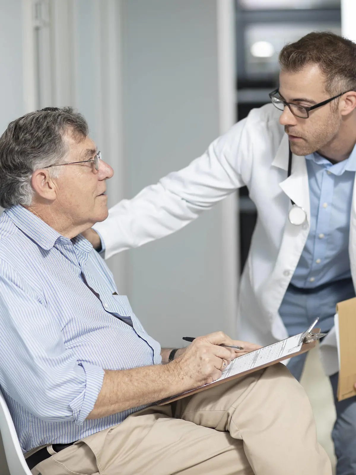 Doctor talking to patient with file in medical practice model released Symbolfoto property released PUBLICATIONxINxGERxSUIxAUTxHUNxONLY ZEF14541  