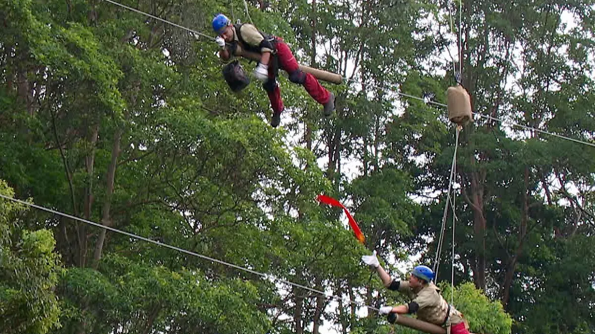 Tag 9 - Dschungelprüfung 10 "Sternenfänger": Die verbliebenen zehn Camper haben entscheiden, dass Marc Terenzi und Jens Büchner (unten) zur Dschungelprüfung "Sternenfänger" antreten müssen. Mit Helm, Handschuhen und Suspensorium (Hodenschutz) ausgestattet müssen die Beiden sich je auf einem Seil liegend über eine sehr tiefe Schlucht ziehen. Die Seile sind auf unterschiedlicher Höhe über die Schlucht gespannt. Zehn Minuten haben sie dann Zeit, sich gegenseitig Bänder, an denen die Sterne hängen, zuzuwerfen und zu fangen.

Verwendung der Bilder für Online-Medien ausschließlich mit folgender Verlinkung: "Alle Infos zu "Ich bin ein Star - Holt mich hier raus!" im Special bei RTL.de: http://www.rtl.de/cms/sendungen/ich-bin-ein-star.html

NUR ZUR EINMALIGEN VERÖFFENTLICHUNG ! KEINE WEITERGABE AN DRITTE ! 
KEINE VERWENDUNG NACH DEM 15.02.2017 !! KEINE ARCHIVIERUNG !

Suchbegriff: Dschungelcamp *** Local Caption *** Verwendung der Bilder für Online-Medien ausschließlich mit folgender Verlinkung: "Alle Infos zu "Ich bin ein Star - Holt mich hier raus!" im Special bei RTL.de: http://www.rtl.de/cms/sendungen/ich-bin-ein-star.html

NUR ZUR EINMALIGEN VERÖFFENTLICHUNG ! KEINE WEITERGABE AN DRITTE ! 
KEINE VERWENDUNG NACH DEM 15.02.2017 !! KEINE ARCHIVIERUNG !

Suchbegriff: Dschungelcamp