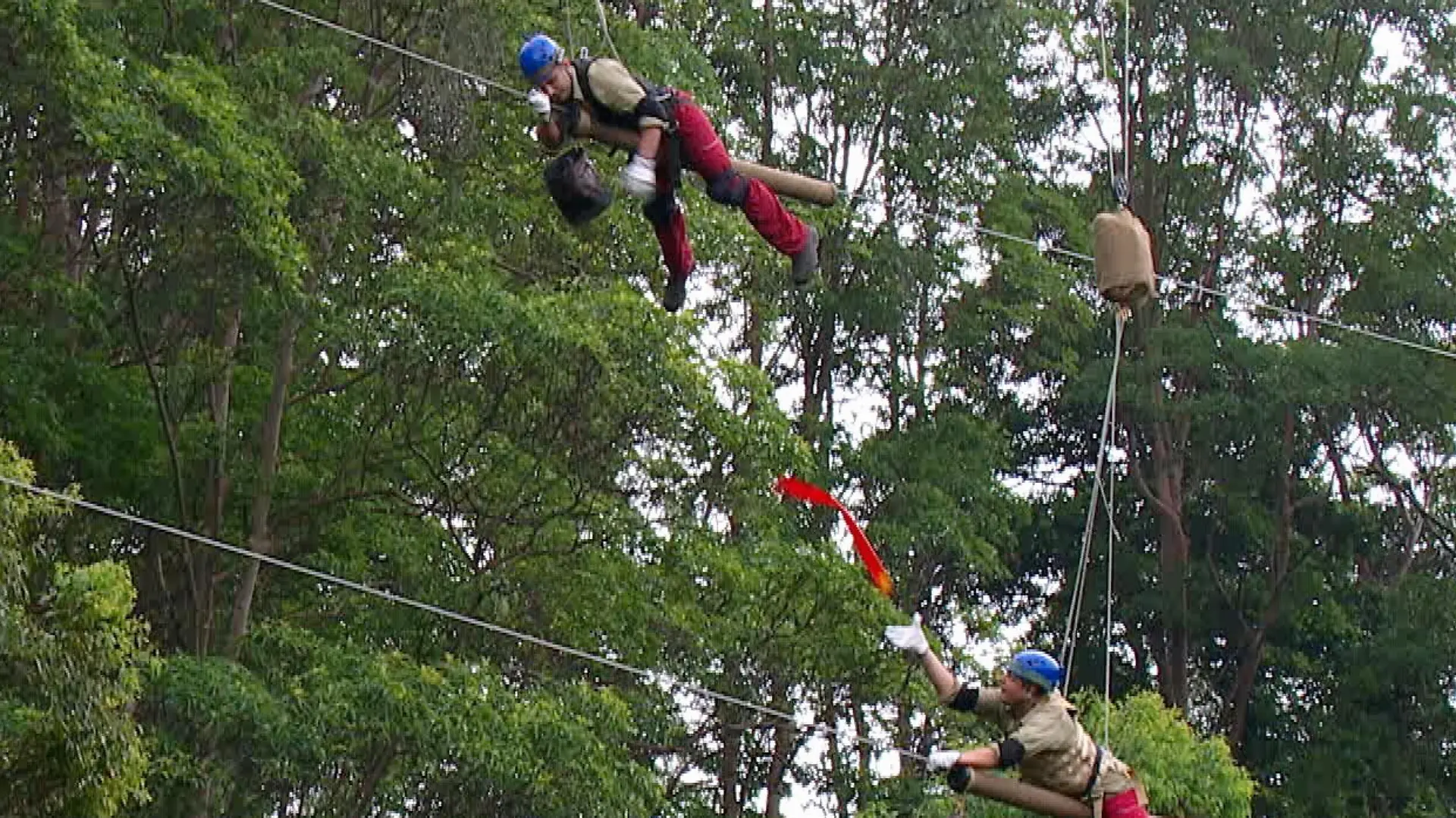 Tag 9 - Dschungelprüfung 10 "Sternenfänger": Die verbliebenen zehn Camper haben entscheiden, dass Marc Terenzi und Jens Büchner (unten) zur Dschungelprüfung "Sternenfänger" antreten müssen. Mit Helm, Handschuhen und Suspensorium (Hodenschutz) ausgestattet müssen die Beiden sich je auf einem Seil liegend über eine sehr tiefe Schlucht ziehen. Die Seile sind auf unterschiedlicher Höhe über die Schlucht gespannt. Zehn Minuten haben sie dann Zeit, sich gegenseitig Bänder, an denen die Sterne hängen, zuzuwerfen und zu fangen.
Verwendung der Bilder für Online-Medien ausschließlich mit folgender Verlinkung: "Alle Infos zu "Ich bin ein Star - Holt mich hier raus!" im Special bei RTL.de: http://www.rtl.de/cms/sendungen/ich-bin-ein-star.html
NUR ZUR EINMALIGEN VERÖFFENTLICHUNG ! KEINE WEITERGABE AN DRITTE !
KEINE VERWENDUNG NACH DEM 15.02.2017 !! KEINE ARCHIVIERUNG !
Suchbegriff: Dschungelcamp *** Local Caption *** Verwendung der Bilder für Online-Medien ausschließlich mit folgender Verlinkung: "Alle Infos zu "Ich bin ein Star - Holt mich hier raus!" im Special bei RTL.de: http://www.rtl.de/cms/sendungen/ich-bin-ein-star.html
NUR ZUR EINMALIGEN VERÖFFENTLICHUNG ! KEINE WEITERGABE AN DRITTE !
KEINE VERWENDUNG NACH DEM 15.02.2017 !! KEINE ARCHIVIERUNG !
Suchbegriff: Dschungelcamp