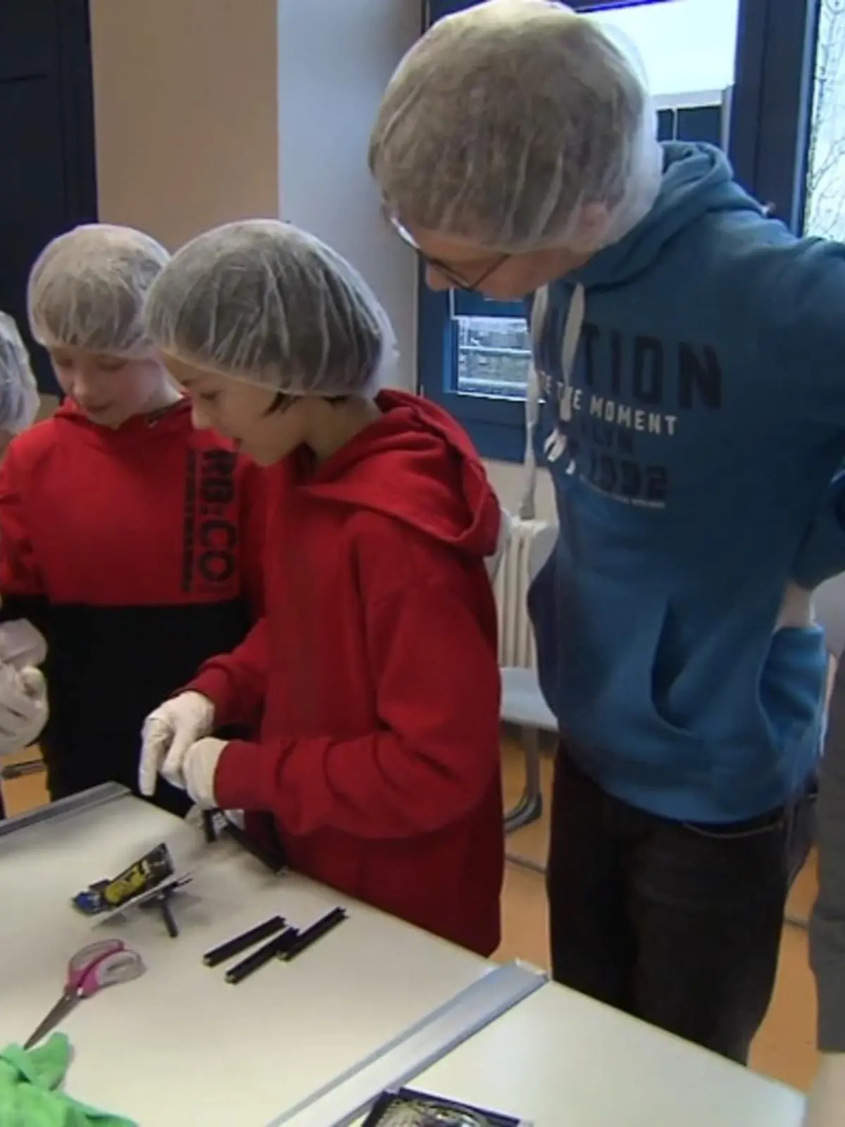 Satelliten sind nur was für Profis, die überlassen wir lieber den großen Firmen! – Falsch gedacht, denn diese Schüler der Weltraum-AG der Dietrich-Bonhoeffer-Schule im hessischen Lich schießen ihren selbst gebauten Satelliten „Cube-Sat“ ins All. Ob dieses kleine Ding damit den großen Durchbruch für eine neue Weltraum-Basis bietet, erfahren Sie im Video.