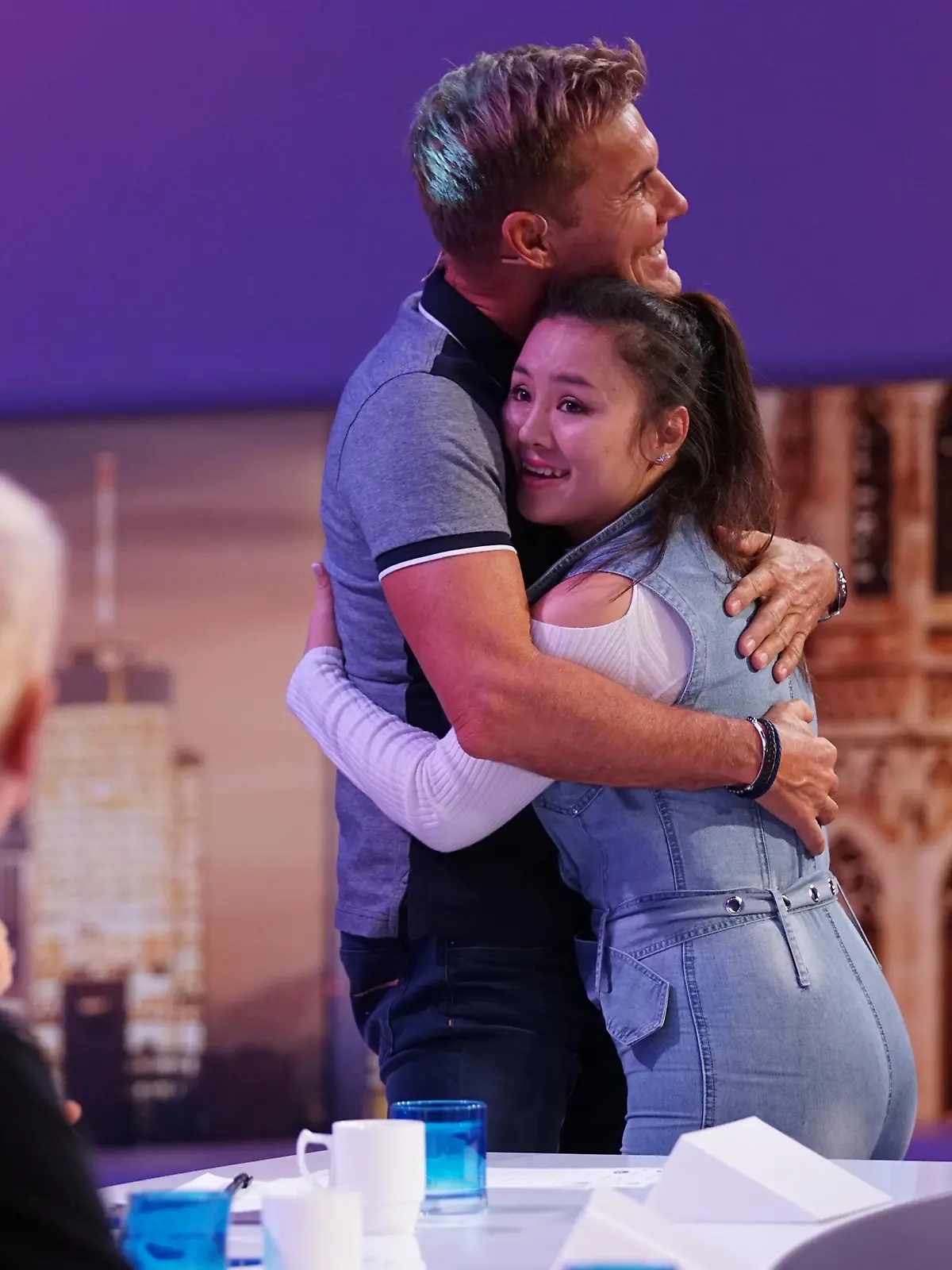 Chefjuror Dieter Bohlen gratuliert Elva Bai aus Zürich zu ihrem gelungenem Auftritt   Verwendung der Bilder für Online-Medien ausschließlich mit folgender Verlinkung:"Alle Infos zu "Deutschland sucht den Superstar" im Special bei RTL.de: http://www.rtl.de/cms/sendungen/superstar.html