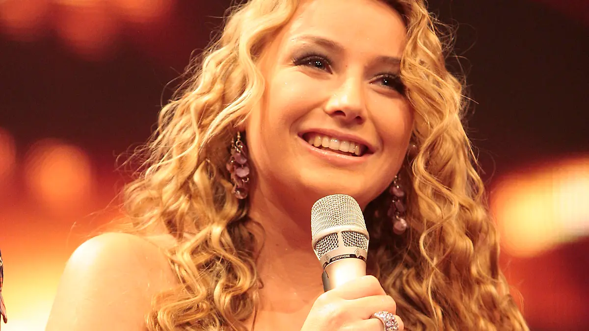 Anna Carina Woitschack - bei der ersten Mottoshow - "Megahits" - der RTL Castingshow - DSDS - Deutschland sucht den Superstar -am 26.Februar 2011 in Koeln
