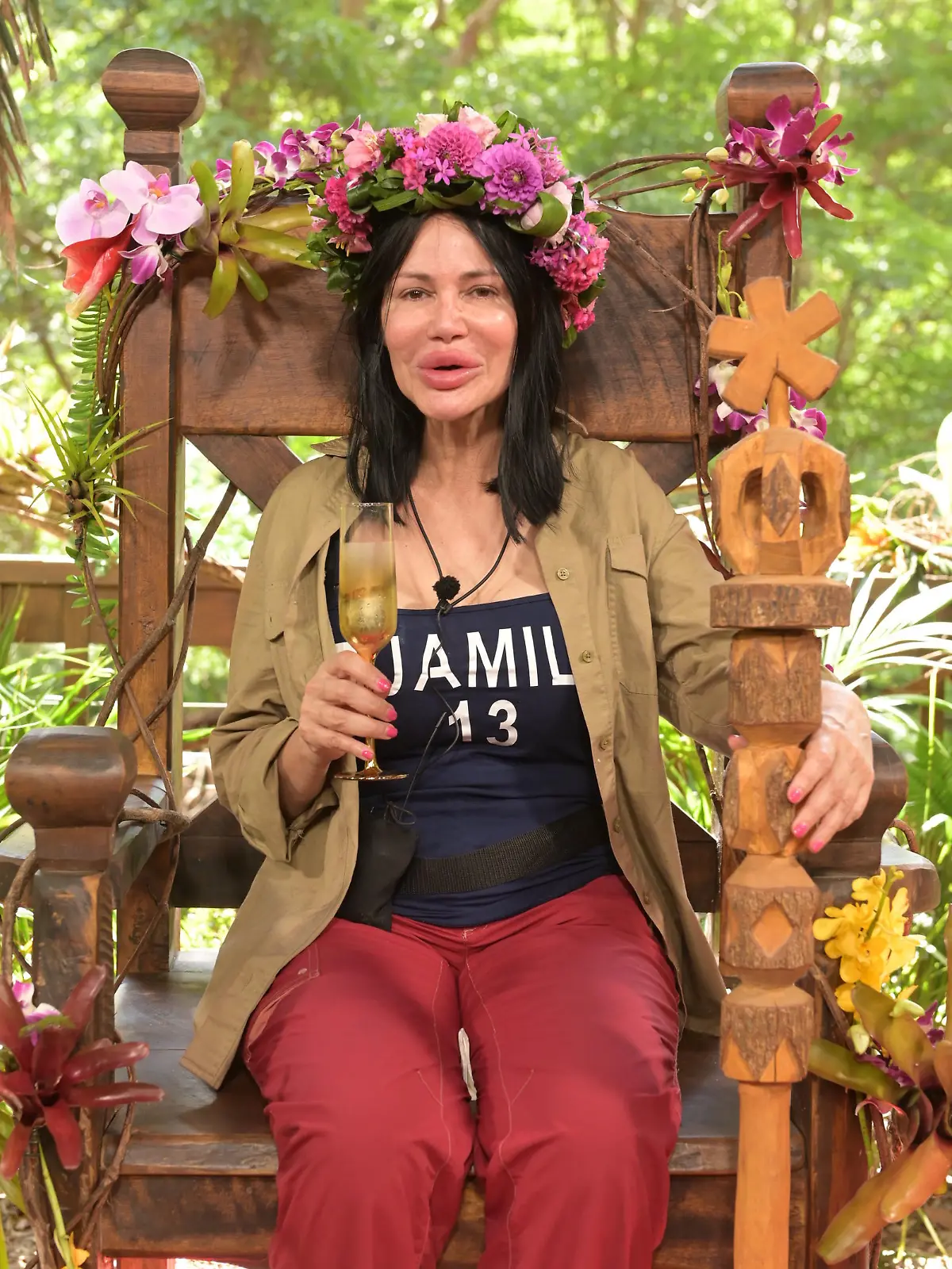 30.01.2023, Australien, Brisbane: Visagistin Djamila Rowe sitzt mit ihrer Krone nach dem Sieg beim RTL-Dschungelcamp 2023 auf ihrem Thron. Die Visagistin und Reality-TV-Kandidatin Djamila Rowe hat das RTL-Dschungelcamp 2023 gewonnen. Foto: Stefan Thoyah/RTL/dpa - ACHTUNG: Nur zur redaktionellen Verwendung im Zusammenhang mit einer Berichterstattung über das Dschungelcamp 2023 und nur mit vollständiger Nennung des vorstehenden Credits +++ dpa-Bildfunk +++