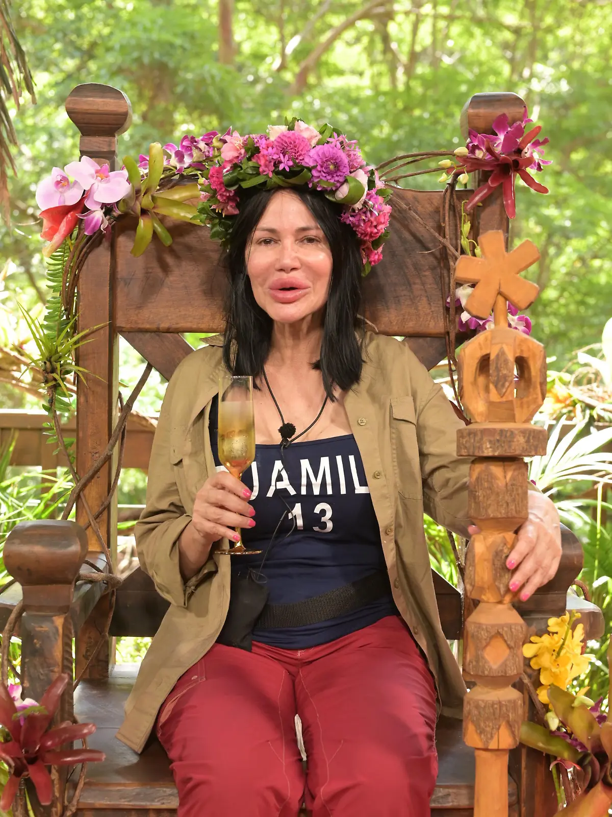 30.01.2023, Australien, Brisbane: Visagistin Djamila Rowe sitzt mit ihrer Krone nach dem Sieg beim RTL-Dschungelcamp 2023 auf ihrem Thron. Die Visagistin und Reality-TV-Kandidatin Djamila Rowe hat das RTL-Dschungelcamp 2023 gewonnen. Foto: Stefan Thoyah/RTL/dpa - ACHTUNG: Nur zur redaktionellen Verwendung im Zusammenhang mit einer Berichterstattung über das Dschungelcamp 2023 und nur mit vollständiger Nennung des vorstehenden Credits +++ dpa-Bildfunk +++