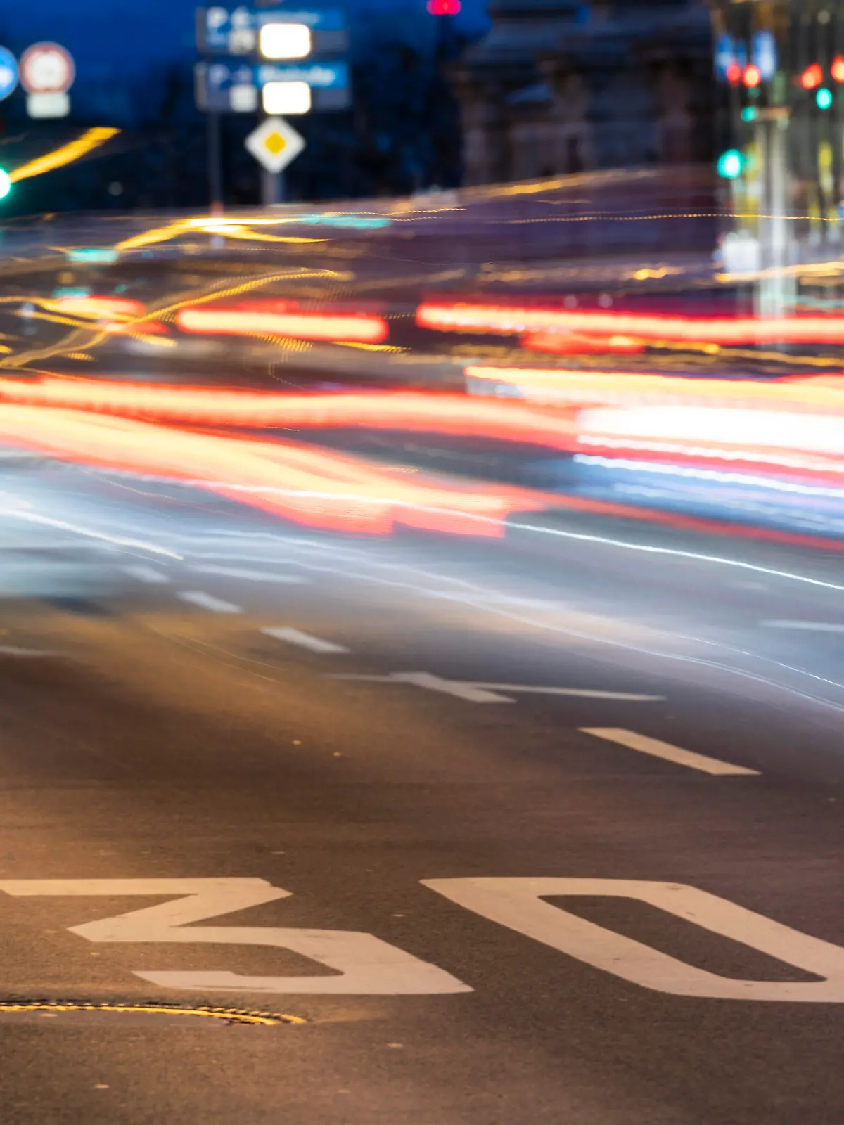 28.01.2023, Rheinland-Pfalz, Mainz: Zu Lichtspuren verwischtes Fahrzeug fährt auf eine Straße der Stadt Mainz. Rund 400 Kommunen haben sich der Initiative "Lebenswerte Städte durch angemessene Geschwindigkeiten" angeschlossen. Die Kommunen fordern das Recht, das Tempolimit auch auf Hauptverkehrsstraßen zu verordnen. Gründe sind meist eine höhere Verkehrssicherheit, besserer Lärmschutz und Luftreinhaltung. Foto: Hannes P. Albert/dpa +++ dpa-Bildfunk +++