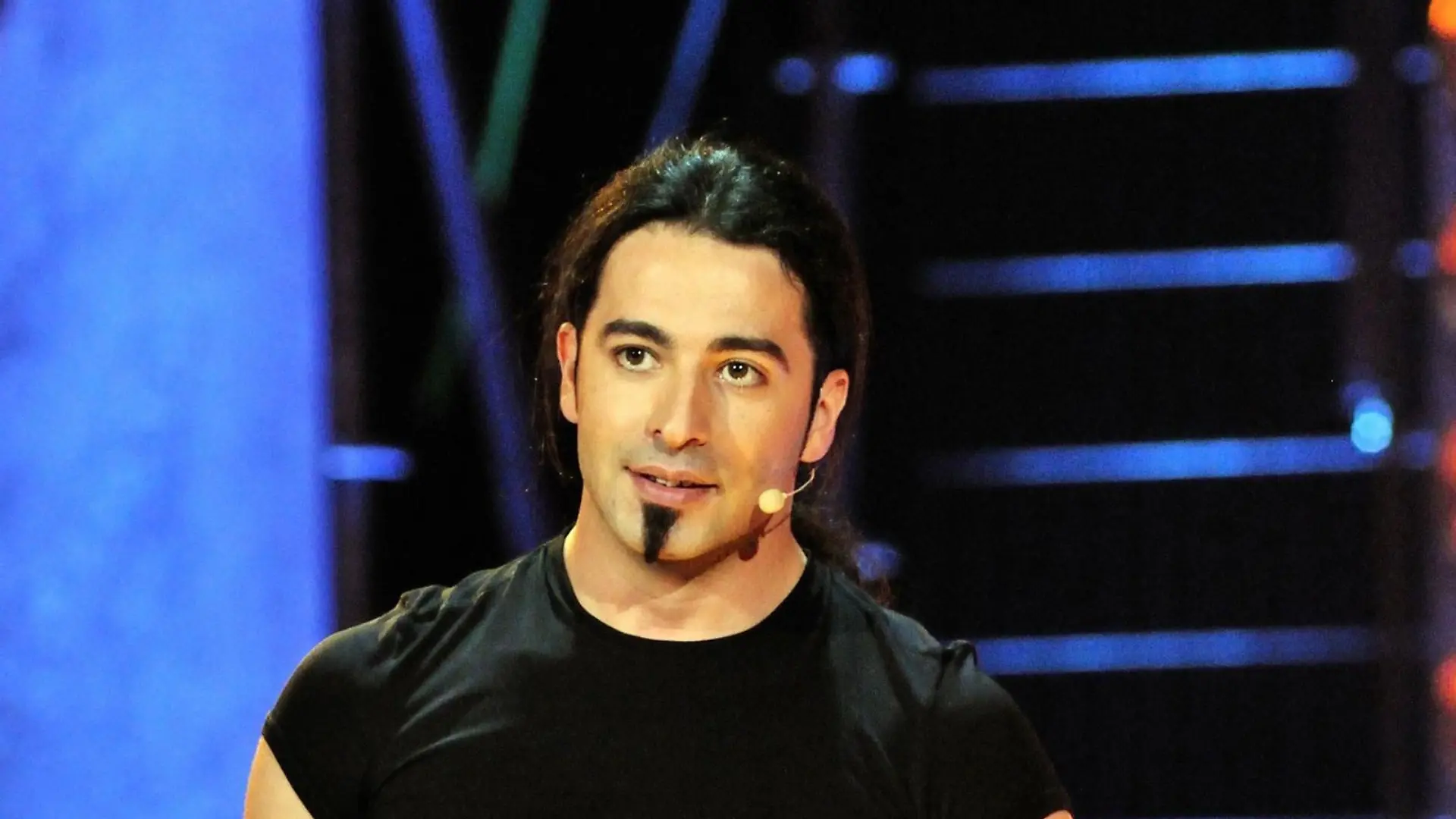 Der Comedian Bülent Ceylan lässt für einen Tag die Erinnerungen an seine eigene Schulzeit aufleben und besucht seine alte Schule. Zum krönenden Abschluss präsentiert er in der Sporthalle vor seinen ehemaligen Paukern und Klassenkameraden sein aktuelles Programm.