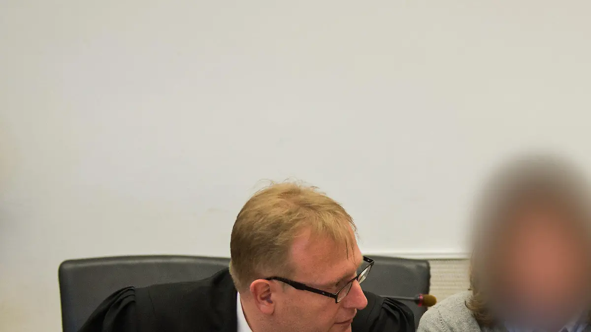 Die Angeklagte (m) bespricht sich vor Verhandlungsbeginn mit ihren Anwälten Bernd Scheske (l) und Henning Cwik am 17.01.2017 in Gießen (Hessen). Aus Habgier soll die 35-Jährige Angeklagte drei Menschen innerhalb weniger Wochen in Hessen und Nordrhein-Westfalen ermordet haben. Foto: Andreas Arnold/dpa +++(c) dpa - Bildfunk+++