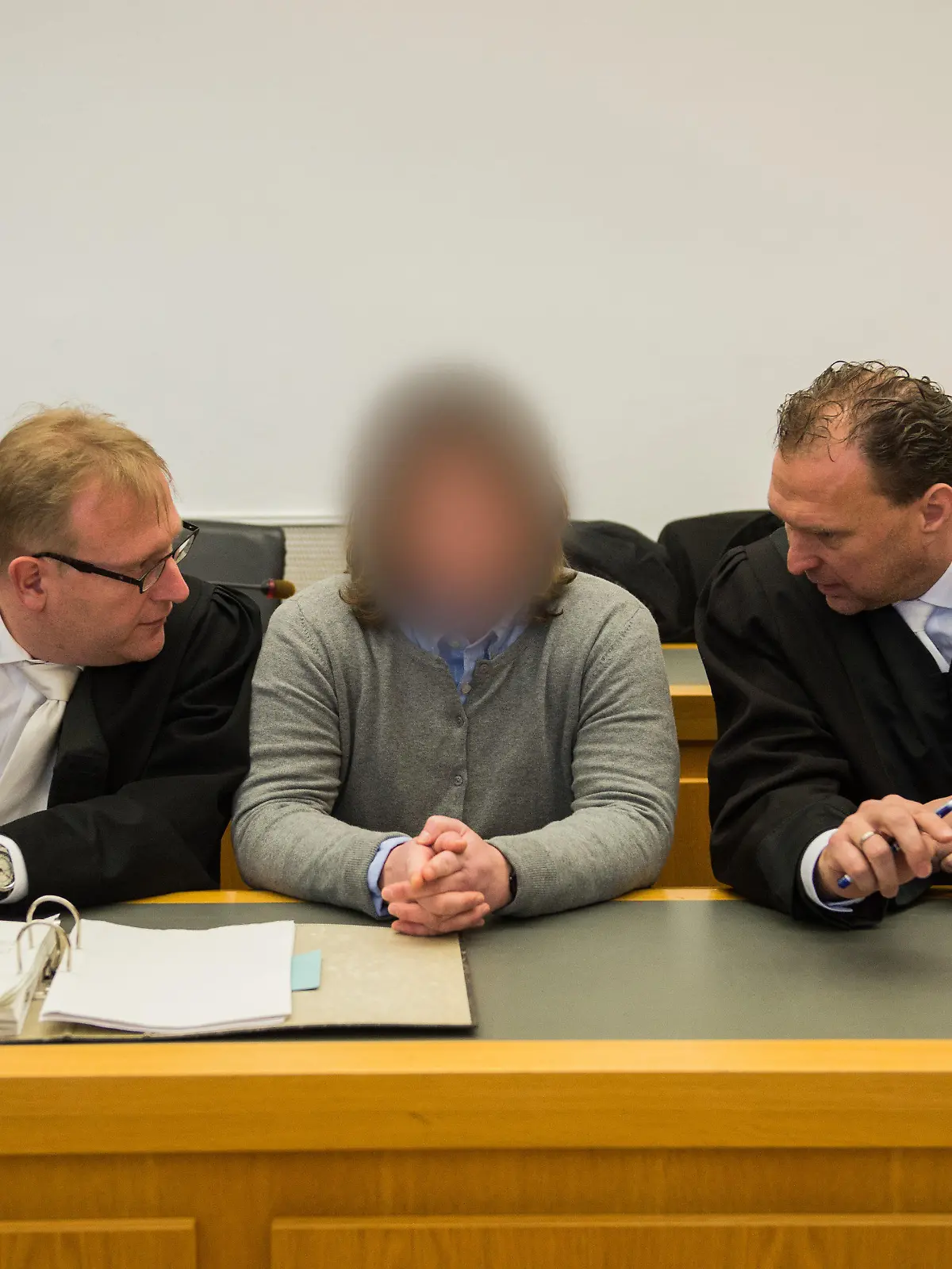 Die Angeklagte (m) bespricht sich vor Verhandlungsbeginn mit ihren Anwälten Bernd Scheske (l) und Henning Cwik am 17.01.2017 in Gießen (Hessen). Aus Habgier soll die 35-Jährige Angeklagte drei Menschen innerhalb weniger Wochen in Hessen und Nordrhein-Westfalen ermordet haben. Foto: Andreas Arnold/dpa +++(c) dpa - Bildfunk+++