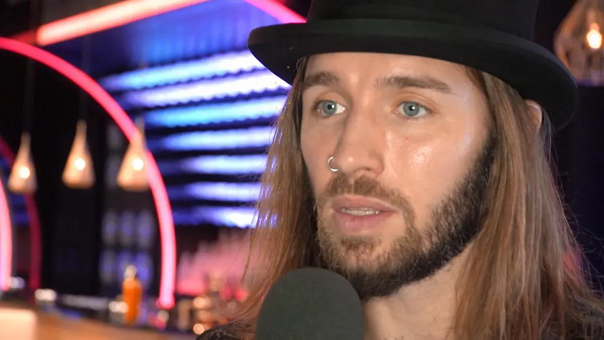 Gil Ofarim ist Mentor bei "IT TAKES 2" Mit seinem Team will Gil gegen den Strom schwimmen