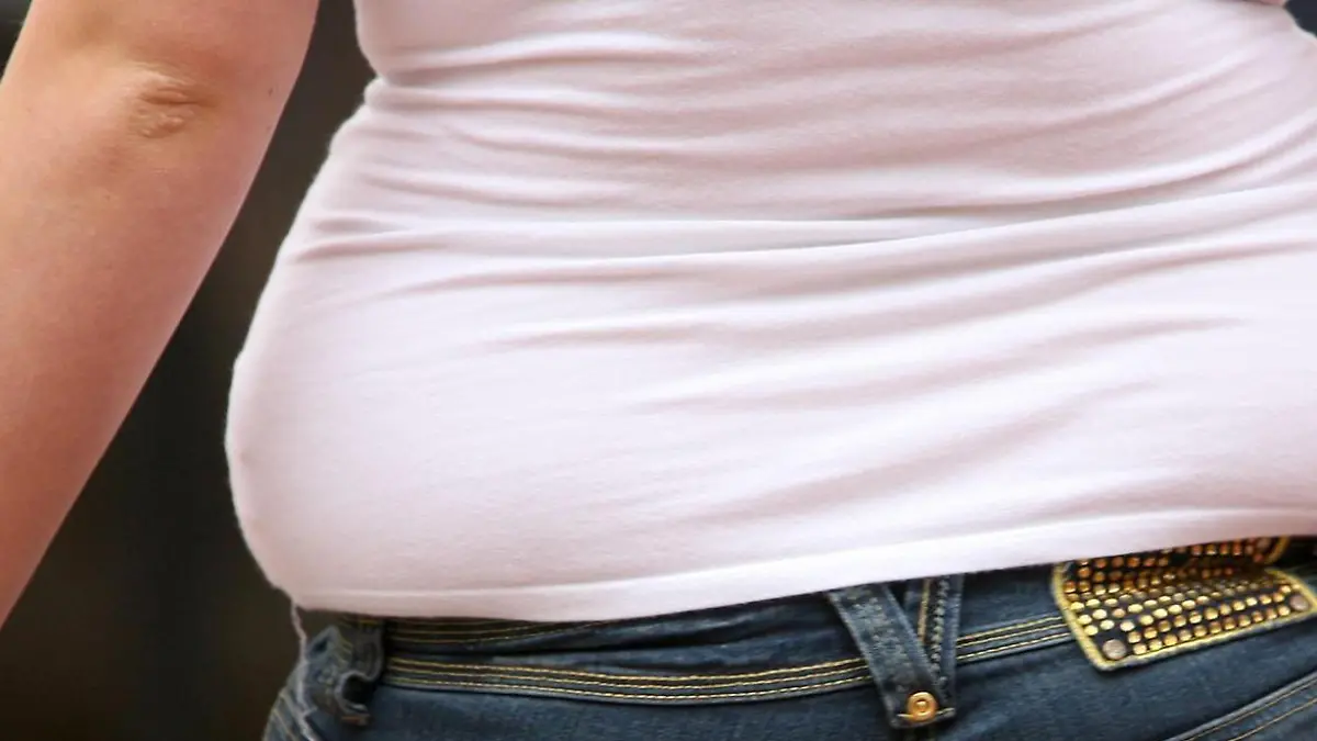 Hysterectomy 'linked to obesity'. File photo dated 22/10/2007 of an overweight woman in Bristol City centre. Overweight or obese women may be more likely to need a hysterectomy than those of a normal weight, research out today suggests. Issue date: Wednesday January 9, 2008. A study found that women who were overweight from the age of 36 had higher hysterectomy rates than those who were normal weight. Women who were obese also had higher rates than those of normal weight from the age of 43. Foto :Anthony Devlin/PA Wire +++(c) dpa - Report+++
