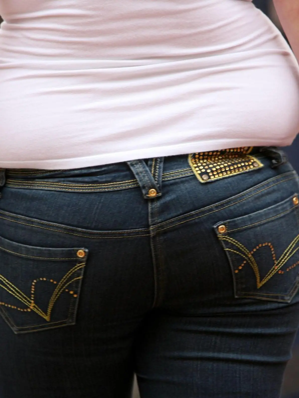 Hysterectomy 'linked to obesity'. File photo dated 22/10/2007 of an overweight woman in Bristol City centre. Overweight or obese women may be more likely to need a hysterectomy than those of a normal weight, research out today suggests. Issue date: Wednesday January 9, 2008. A study found that women who were overweight from the age of 36 had higher hysterectomy rates than those who were normal weight. Women who were obese also had higher rates than those of normal weight from the age of 43. Foto :Anthony Devlin/PA Wire +++(c) dpa - Report+++