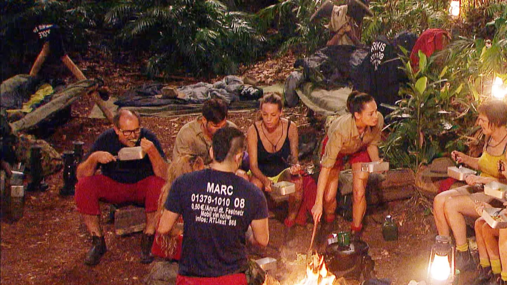 Achtung! Sperrfrist für alle Medien bis Mo., 16.01.2017, 23:59 Uhr!

Tag 4 im Camp. Die beiden Camps werden zusammengelegt. Das Essen von Team Base Camp wird brüderlich unter allen Campern geteilt.

Verwendung der Bilder für Online-Medien ausschließlich mit folgender Verlinkung: "Alle Infos zu "Ich bin ein Star - Holt mich hier raus!" im Special bei RTL.de: http://www.rtl.de/cms/sendungen/ich-bin-ein-star.html

NUR ZUR EINMALIGEN VERÖFFENTLICHUNG ! KEINE WEITERGABE AN DRITTE ! 
KEINE VERWENDUNG NACH DEM 15.02.2017 !! KEINE ARCHIVIERUNG !

Suchbegriff: Dschungelcamp *** Local Caption *** Verwendung der Bilder für Online-Medien ausschließlich mit folgender Verlinkung: "Alle Infos zu "Ich bin ein Star - Holt mich hier raus!" im Special bei RTL.de: http://www.rtl.de/cms/sendungen/ich-bin-ein-star.html

NUR ZUR EINMALIGEN VERÖFFENTLICHUNG ! KEINE WEITERGABE AN DRITTE ! 
KEINE VERWENDUNG NACH DEM 15.02.2017 !! KEINE ARCHIVIERUNG !

Suchbegriff: Dschungelcamp