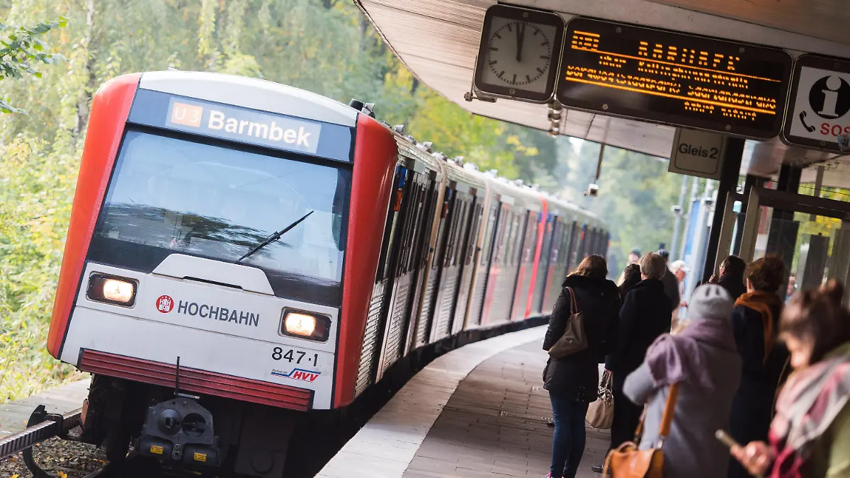 Eine U-Bahn fährt am 19.10.2015 in Hamburg in den Bahnhof Hoheluftbrücke ein. Der Verdacht gegen eine Frau, die ihren elf Jahre alten Sohn an dem Bahnhof vor eine U-Bahn gestoßen haben soll, hat sich nach Angaben der Polizei erhärtet. Der Junge wurde bei dem Zwischenfall am Sonntagnachmittag schwer verletzt. Foto: Daniel Bockwoldt/dpa (zu dpa "Verdacht erhärtet: Mutter stieß elfjährigen Sohn vor U-Bahn" vom 19.10.2015) +++(c) dpa - Bildfunk+++