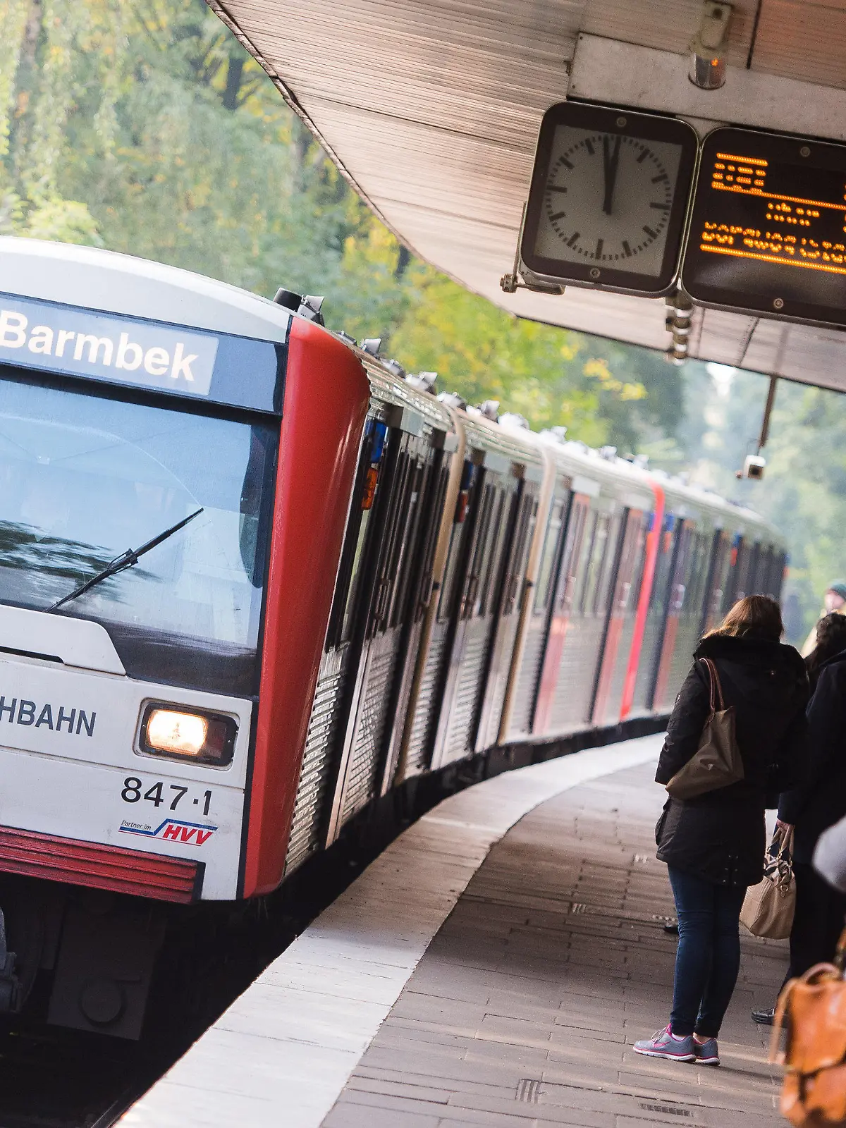 Eine U-Bahn fährt am 19.10.2015 in Hamburg in den Bahnhof Hoheluftbrücke ein. Der Verdacht gegen eine Frau, die ihren elf Jahre alten Sohn an dem Bahnhof vor eine U-Bahn gestoßen haben soll, hat sich nach Angaben der Polizei erhärtet. Der Junge wurde bei dem Zwischenfall am Sonntagnachmittag schwer verletzt. Foto: Daniel Bockwoldt/dpa (zu dpa "Verdacht erhärtet: Mutter stieß elfjährigen Sohn vor U-Bahn" vom 19.10.2015) +++(c) dpa - Bildfunk+++