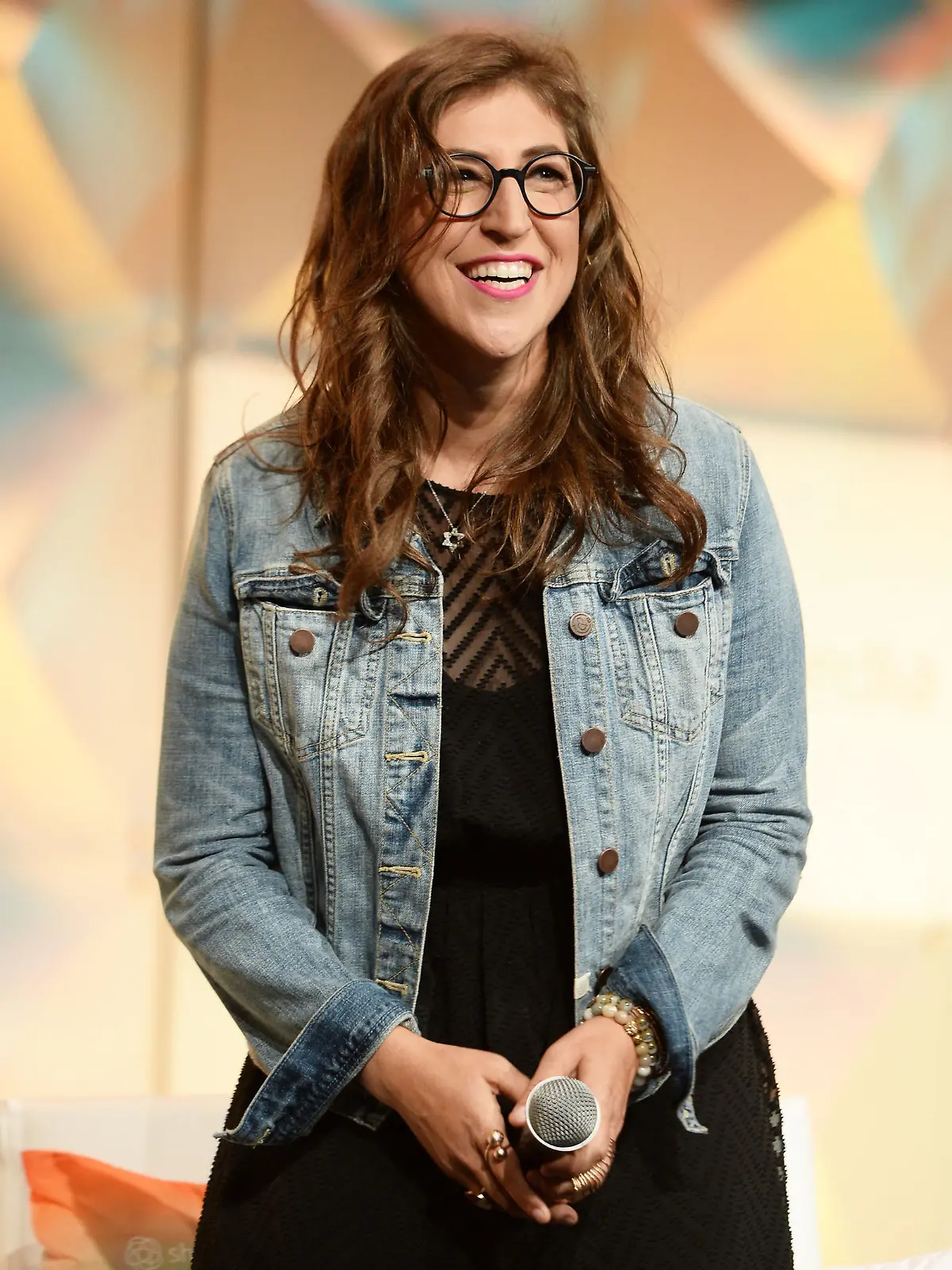 Mayim Bailik postet Throwback-Foto.