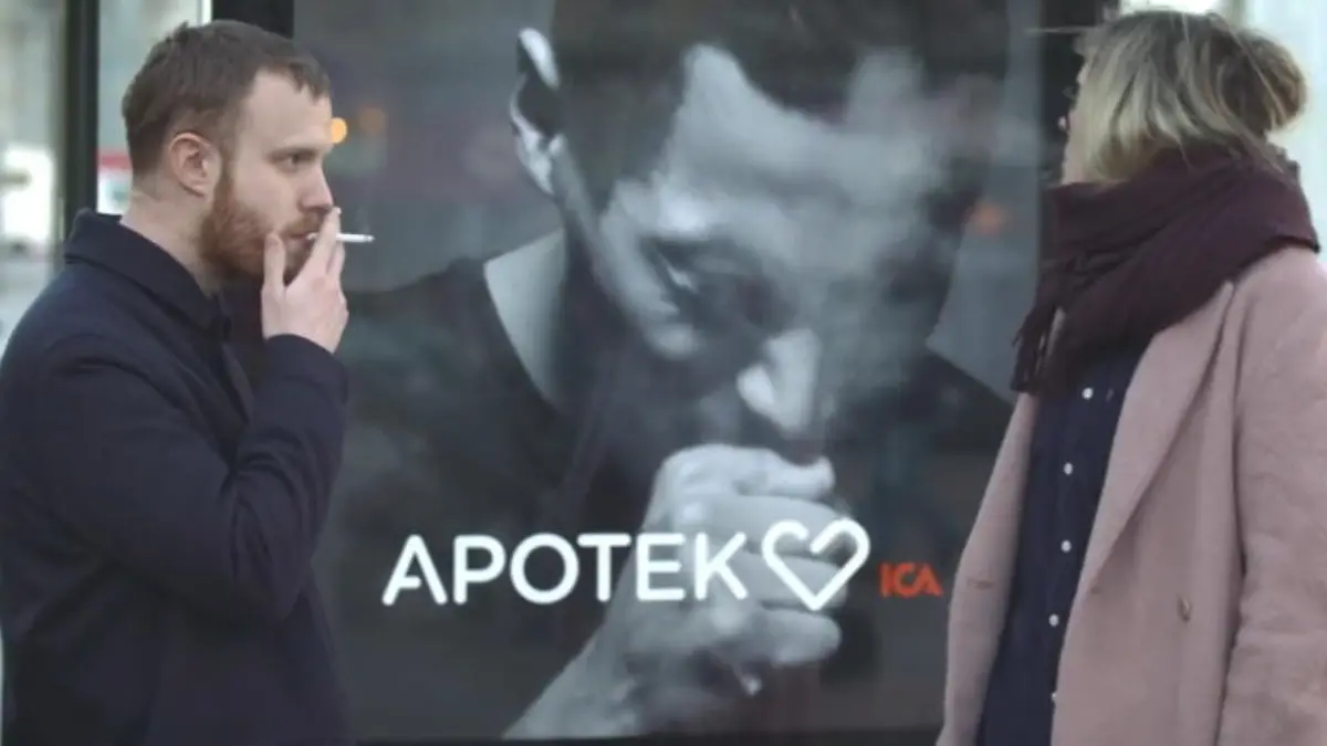 Diese Werbetafel hustet wegen Rauchern Coole Kampagne gegen Tabak