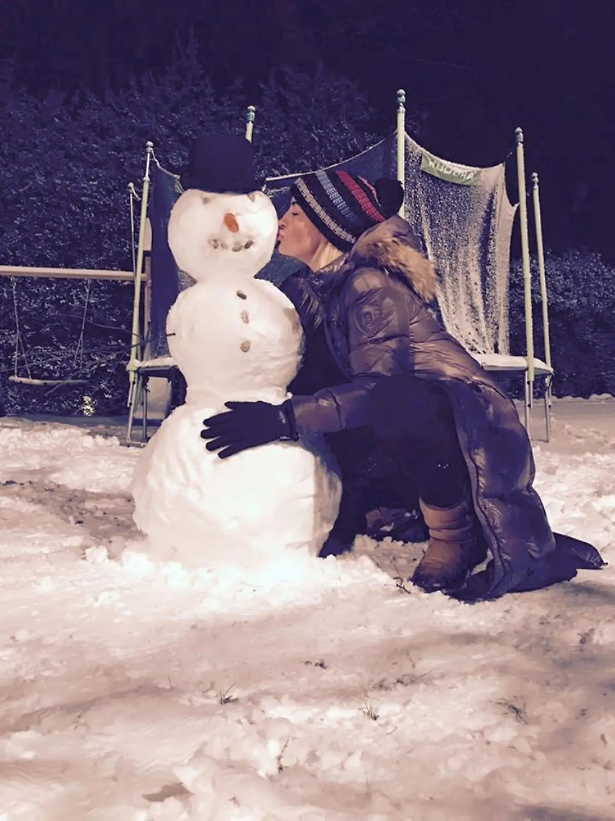 Sarah Connor küsst einen Schneemann.