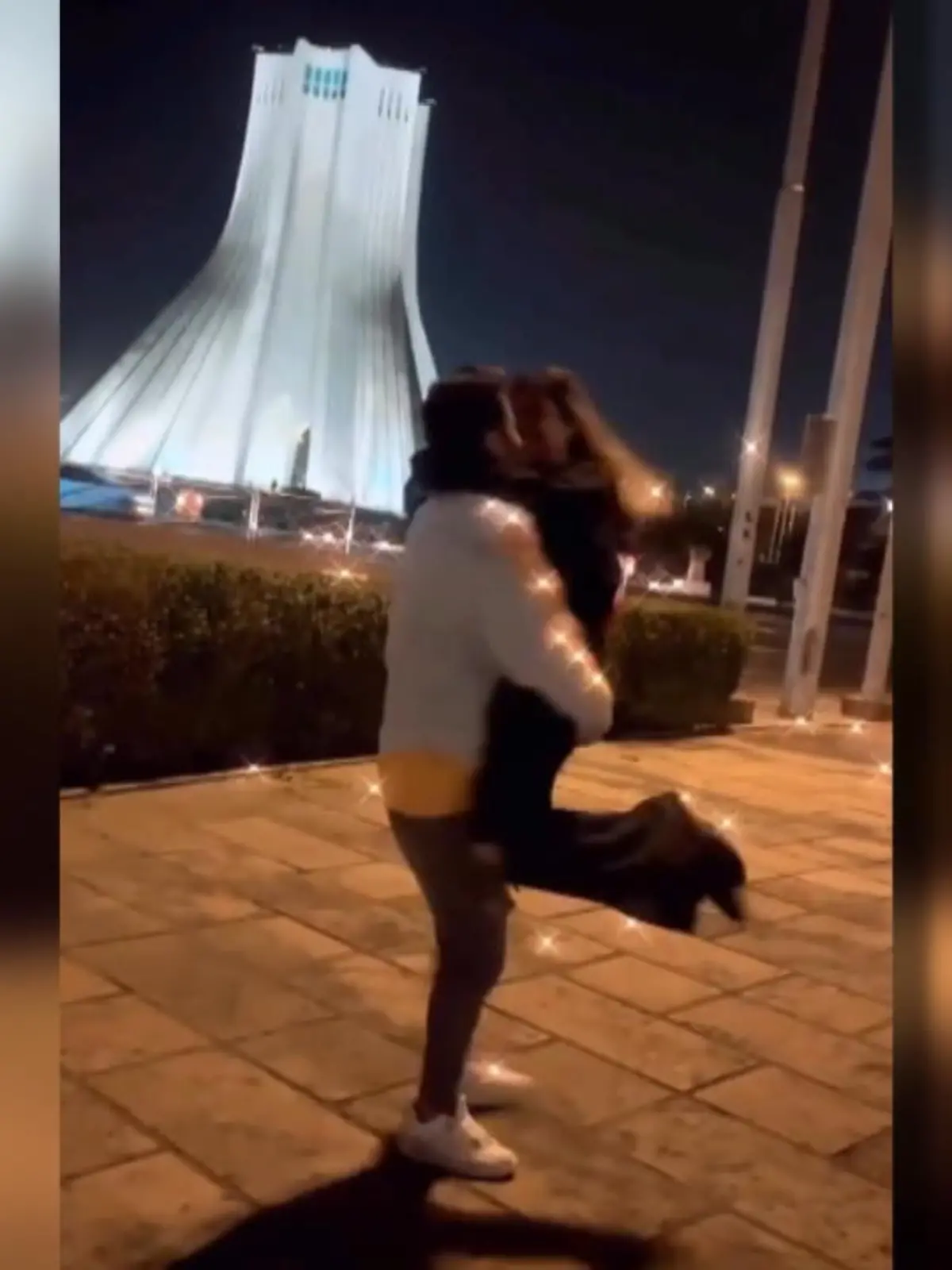 Ein junges Pärchen wird im Iran verhaftete, weil sie in der Öffentlichkeit tanzen. Sie müssen für 10,5 Jahre ins Gefängnis. Der Vorwurf lautet "Korruption auf Erden und Anstiftung zur Prostitution".