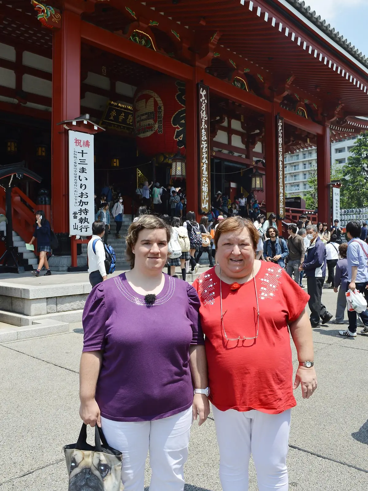 Beate und Irene entdecken Japan. 