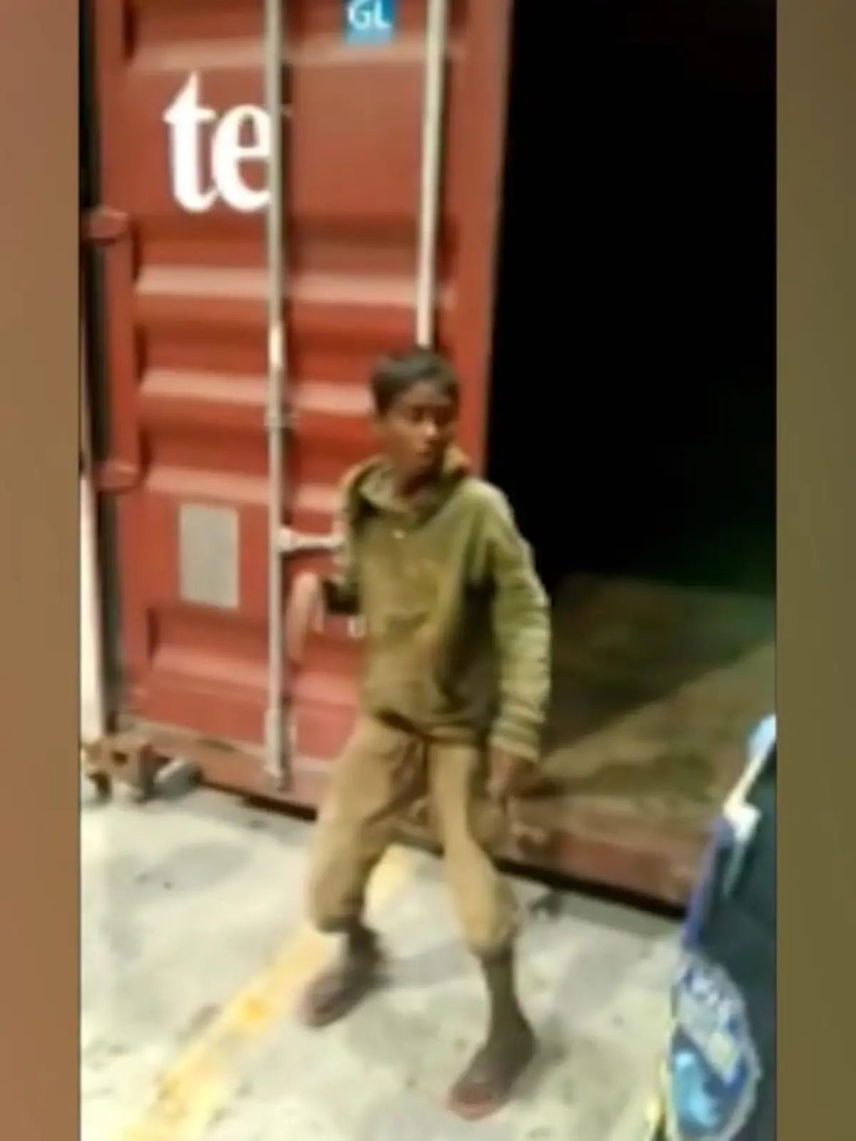 Da staunten die Arbeiter eines malaysischen Hafens nicht schlecht, als aus einem Container plötzlich ein 15-jähriger Junge auftaucht. Der erste Verdacht: Menschenhandel! Doch der wird schnell aus dem Weg geräumt, als die Polizei und ein Übersetzer auftauchen.