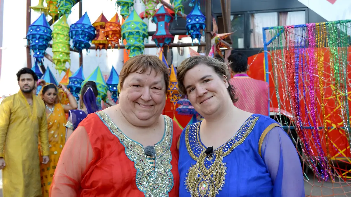 Zusammen mit Mama Irene (l.) wird Dauer-Single Beate auf Konfrontationskurs mit fremden Sitten und Gebräuchen, unbekannten Menschen und exotischen Tieren geschickt, u.a. lernen sie in Indien Bollywood kennen.