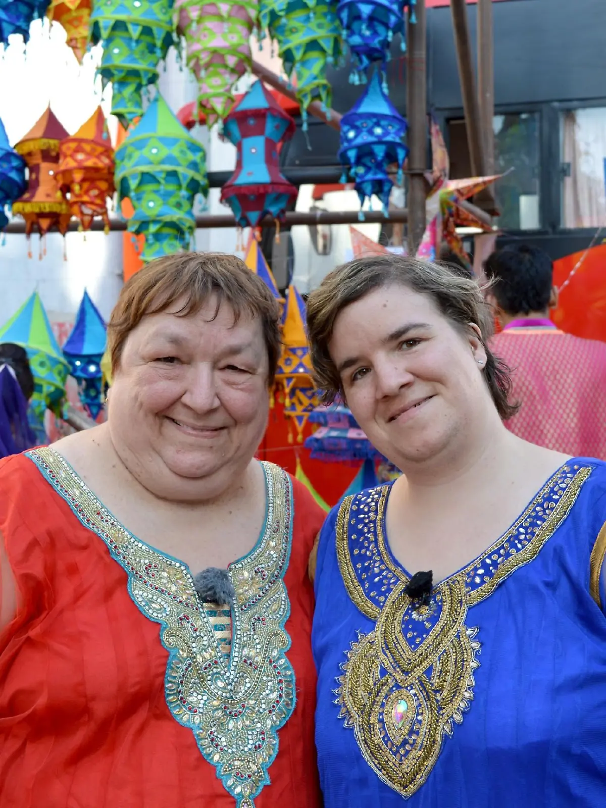 Zusammen mit Mama Irene (l.) wird Dauer-Single Beate auf Konfrontationskurs mit fremden Sitten und Gebräuchen, unbekannten Menschen und exotischen Tieren geschickt, u.a. lernen sie in Indien Bollywood kennen.