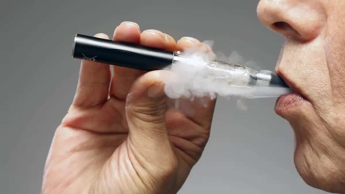 Person smoking e cigarette MODEL RELEASED. Person smoking e cigarette. PUBLICATIONxINxGERxSUIxHUNxONLY VICTORxDExSCHWANBERG/SCIENCExPHOTOxLIBRARY F009/7376  