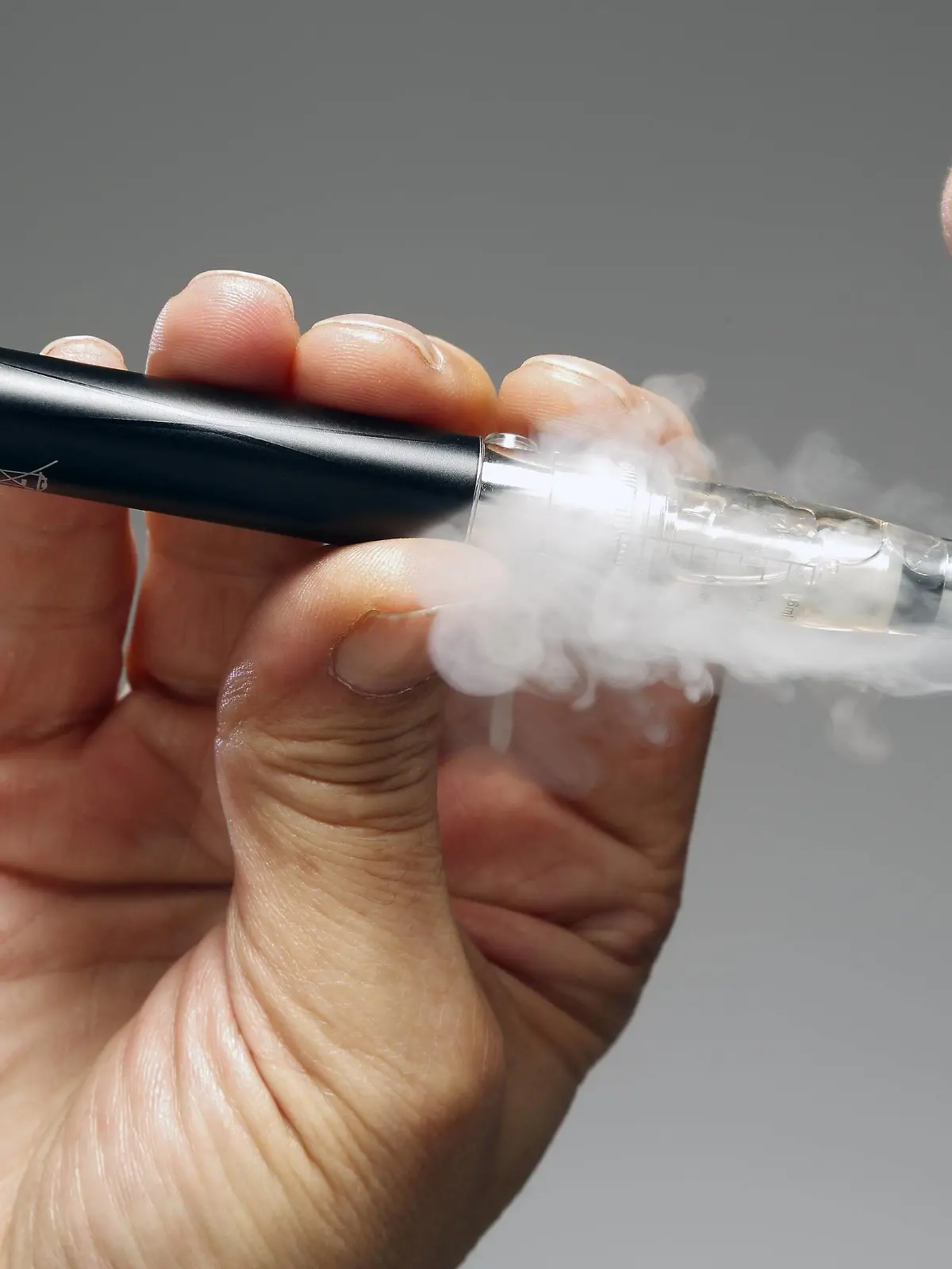 Person smoking e cigarette MODEL RELEASED. Person smoking e cigarette. PUBLICATIONxINxGERxSUIxHUNxONLY VICTORxDExSCHWANBERG/SCIENCExPHOTOxLIBRARY F009/7376  