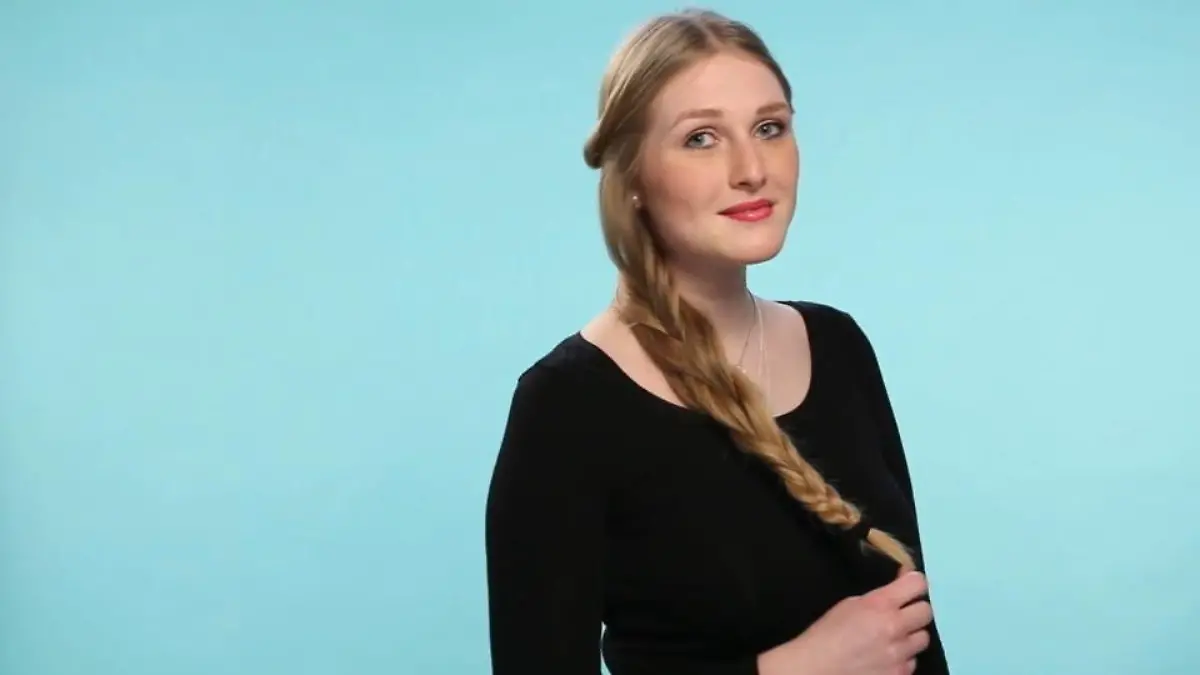 So flechten Sie einen lockeren Zopf Verspielte Frisur für lange Haare
