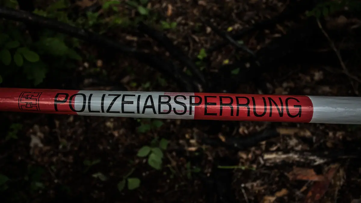 Bamberg, Deutschland 07.06.2020: Symbolbilder - 2020 Symbolbild Waldbrand / Polizeiabsperrung eines Waldbrandes / Polizei / Spuren suche von der Polizei ob es Brandstiftung war / Brand / Feuer / Brand im Wald / Wald / Waldbrand / Polizei sperrt Waldgebiet wegen Brand / Polizei sucht nach Zeugen / Zeugen / Feuer im Wald / Erhoehte Waldbrandgefahr / Waldbrand / Verbrannte Baume / Baume sind angebrannt / Spurensuche / Vermissten Suche / Vermisste Person / Polizei sucht nach Spuren einer vermissten Person /