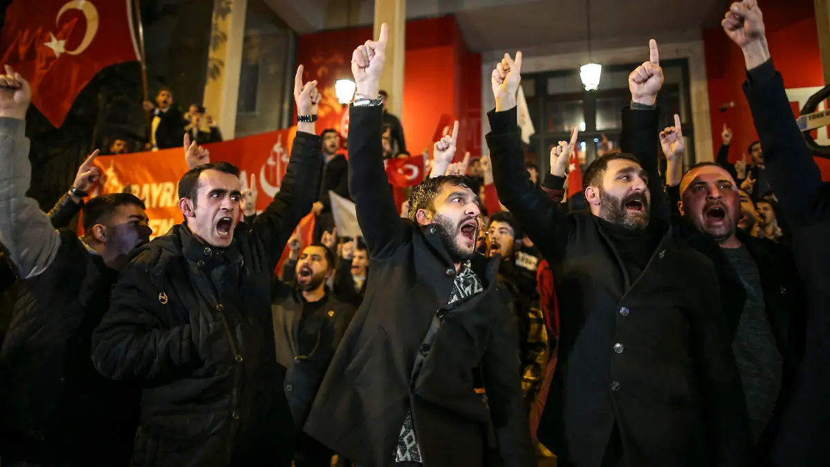 21.01.2023, Türkei, Istanbul: Menschen skandieren Parolen während eines kleinen Protests vor dem schwedischen Konsulat in Istanbul. Die Türkei hat am Samstag einen geplanten Besuch des schwedischen Verteidigungsministers abgesagt und damit auf die antitürkischen Proteste reagiert, die die Spannungen zwischen den beiden Ländern verschärft haben, da Schweden sich um die Zustimmung der Türkei zum NATO-Beitritt bemüht. Foto: Emrah Gurel/AP/dpa +++ dpa-Bildfunk +++